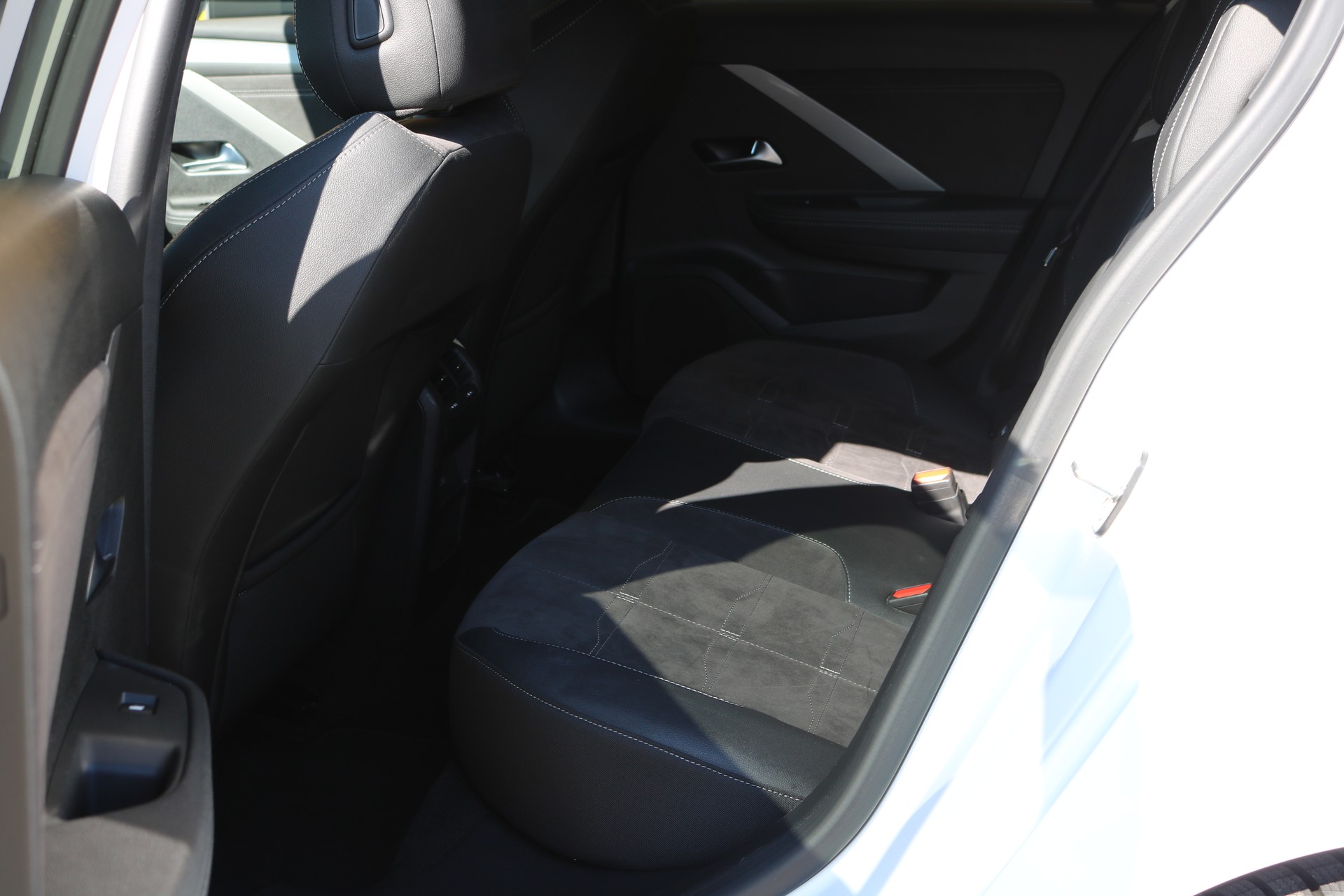 OPEL Astra 1.6 PHEV Turbo Swiss Plus 180PS-image-11
