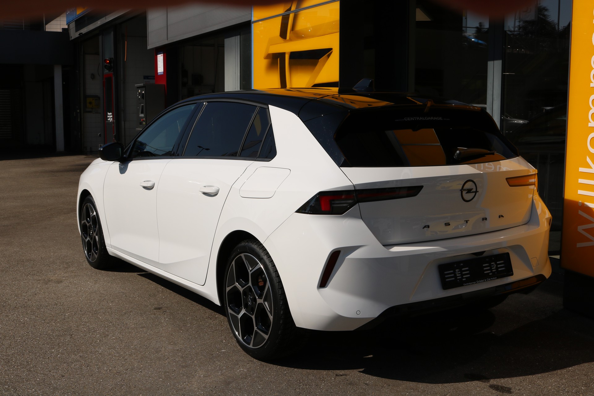 OPEL Astra 1.6 PHEV Turbo Swiss Plus 180PS-image-2
