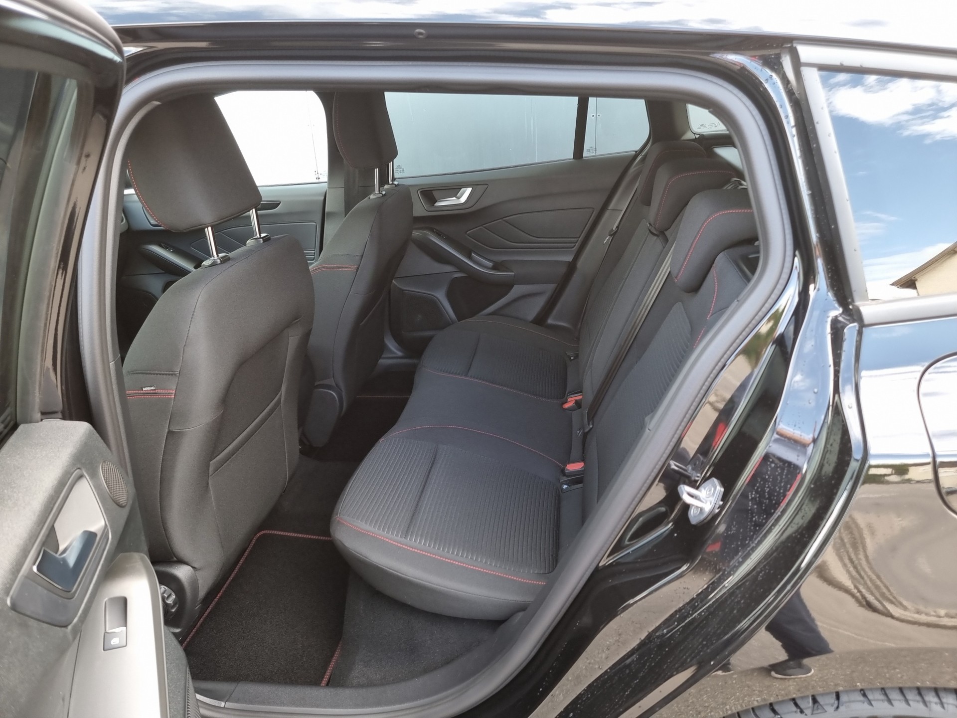 FORD Focus Station Wagon 1.0i EcoB Hybrid 155 ST-Line X-image-13
