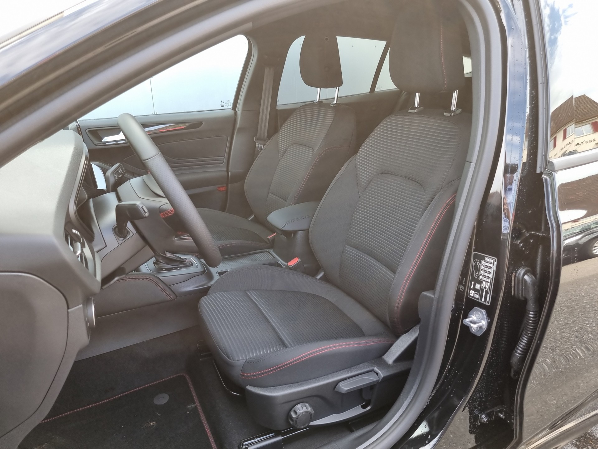 FORD Focus Station Wagon 1.0i EcoB Hybrid 155 ST-Line X-image-12