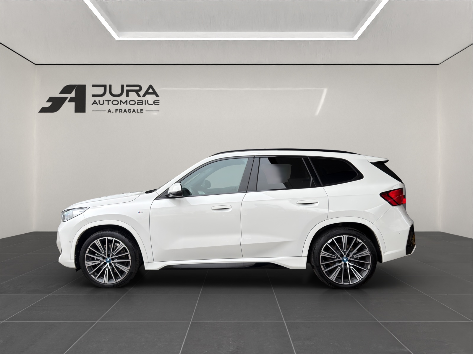 BMW iX1 30 xDrive M Sport-image-4