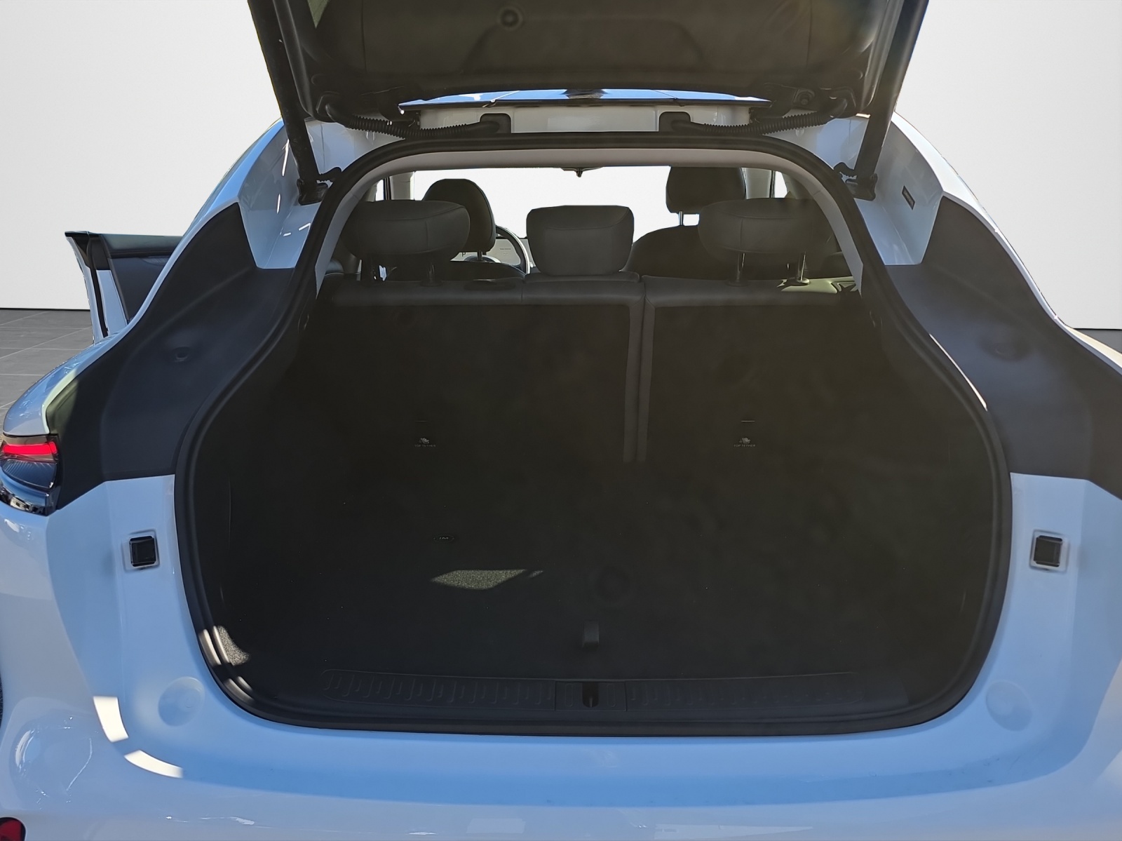 MG IM6 100 kWh Performance 21 4WD-image-12
