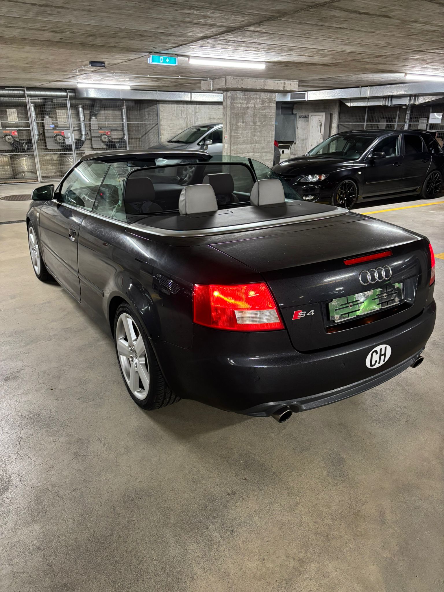 AUDI S4 Cabriolet 4.2 V8 quattro-image-2