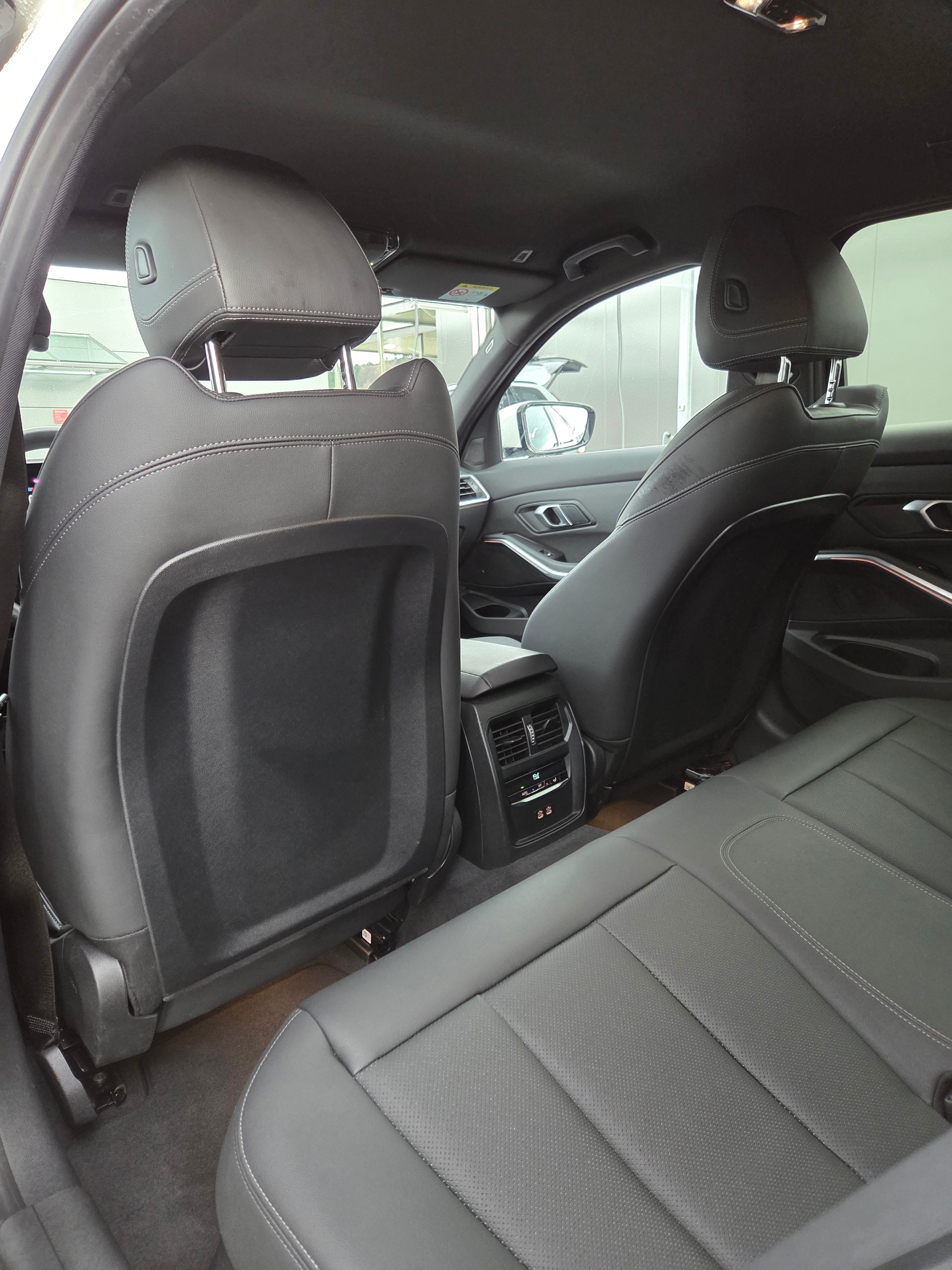 BMW 320d xDrive 48V Touring Steptronic M Sport-image-9