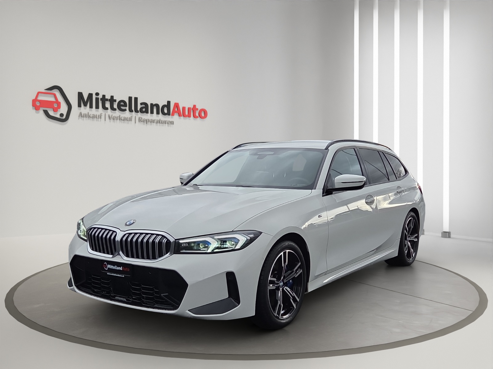 BMW 320d xDrive 48V Touring Steptronic M Sport-image-0