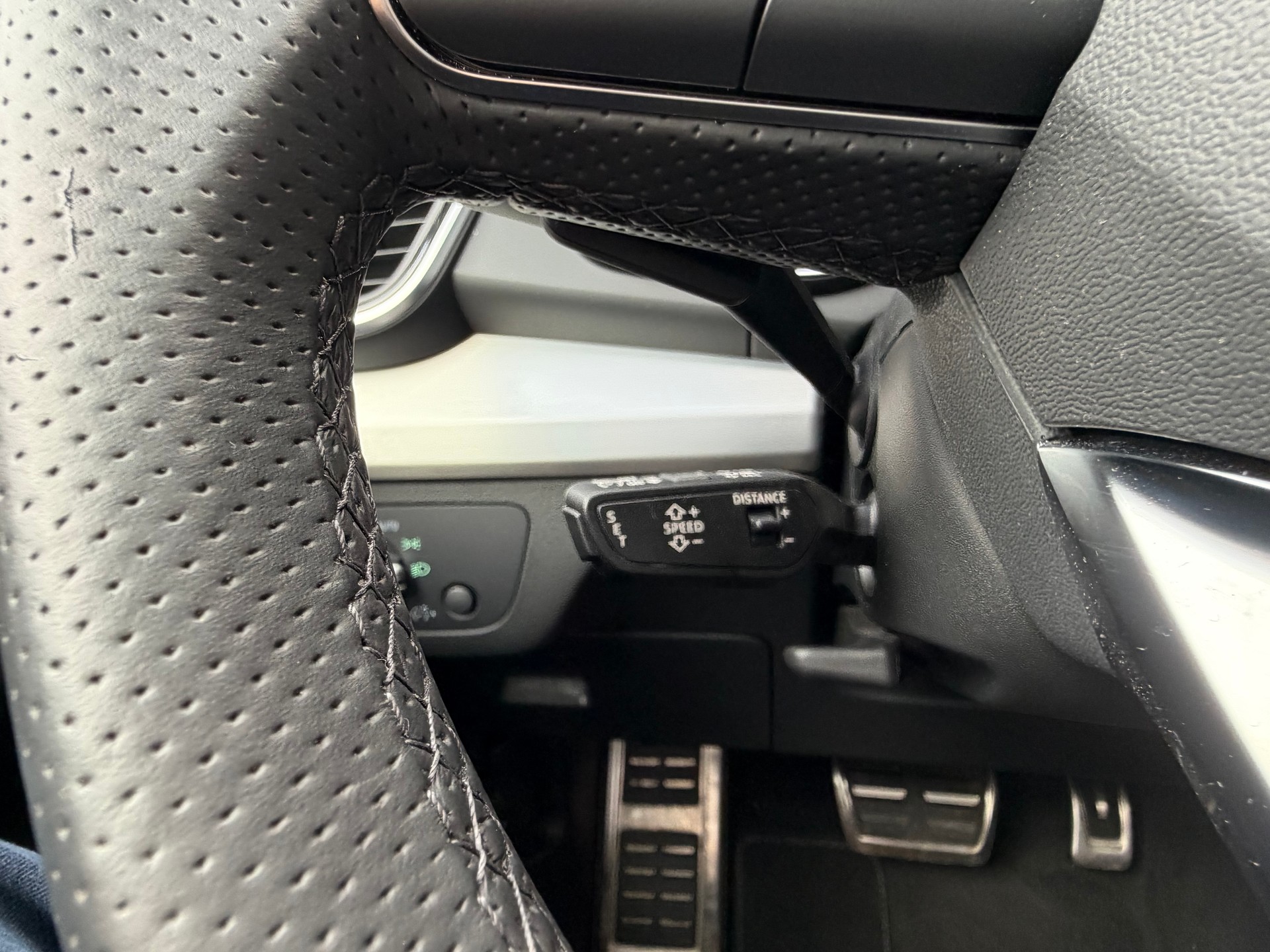 AUDI Q5 40 TDI Black Edition quattro S-tronic-image-23