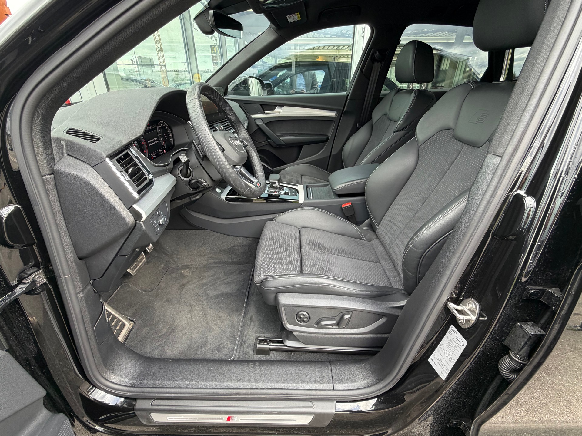 AUDI Q5 40 TDI Black Edition quattro S-tronic-image-19