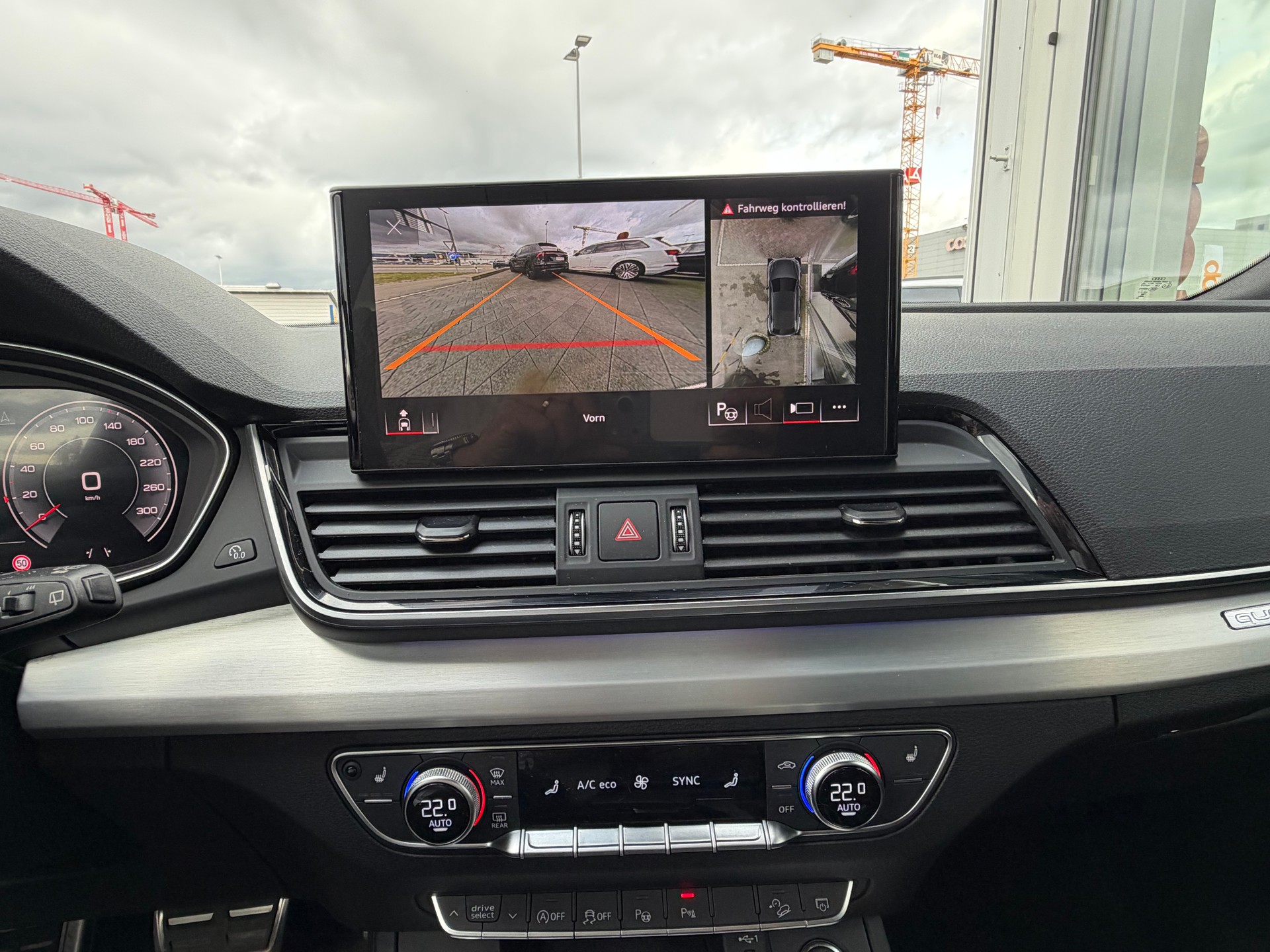 AUDI Q5 40 TDI Black Edition quattro S-tronic-image-24