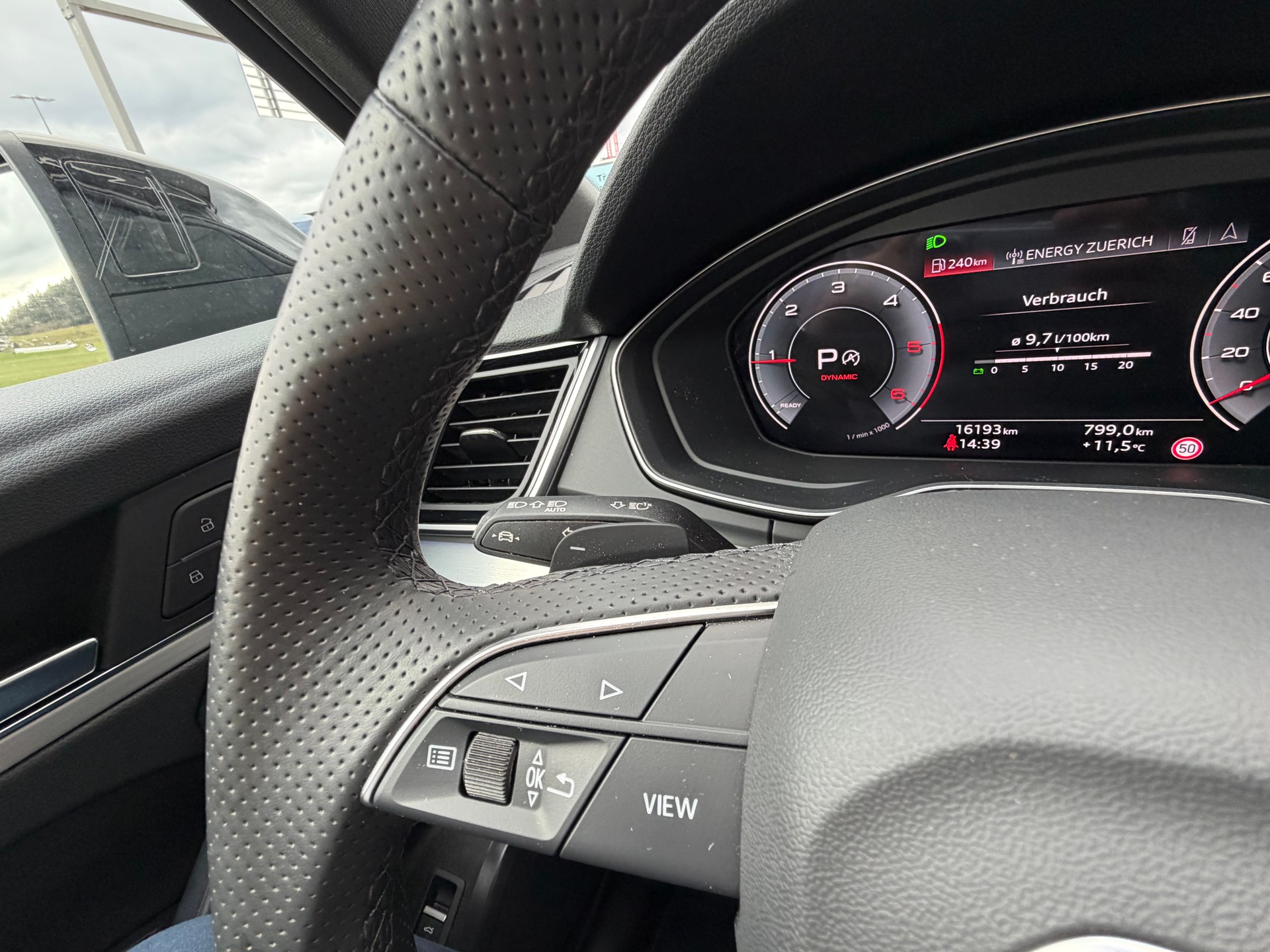 AUDI Q5 40 TDI Black Edition quattro S-tronic-image-21