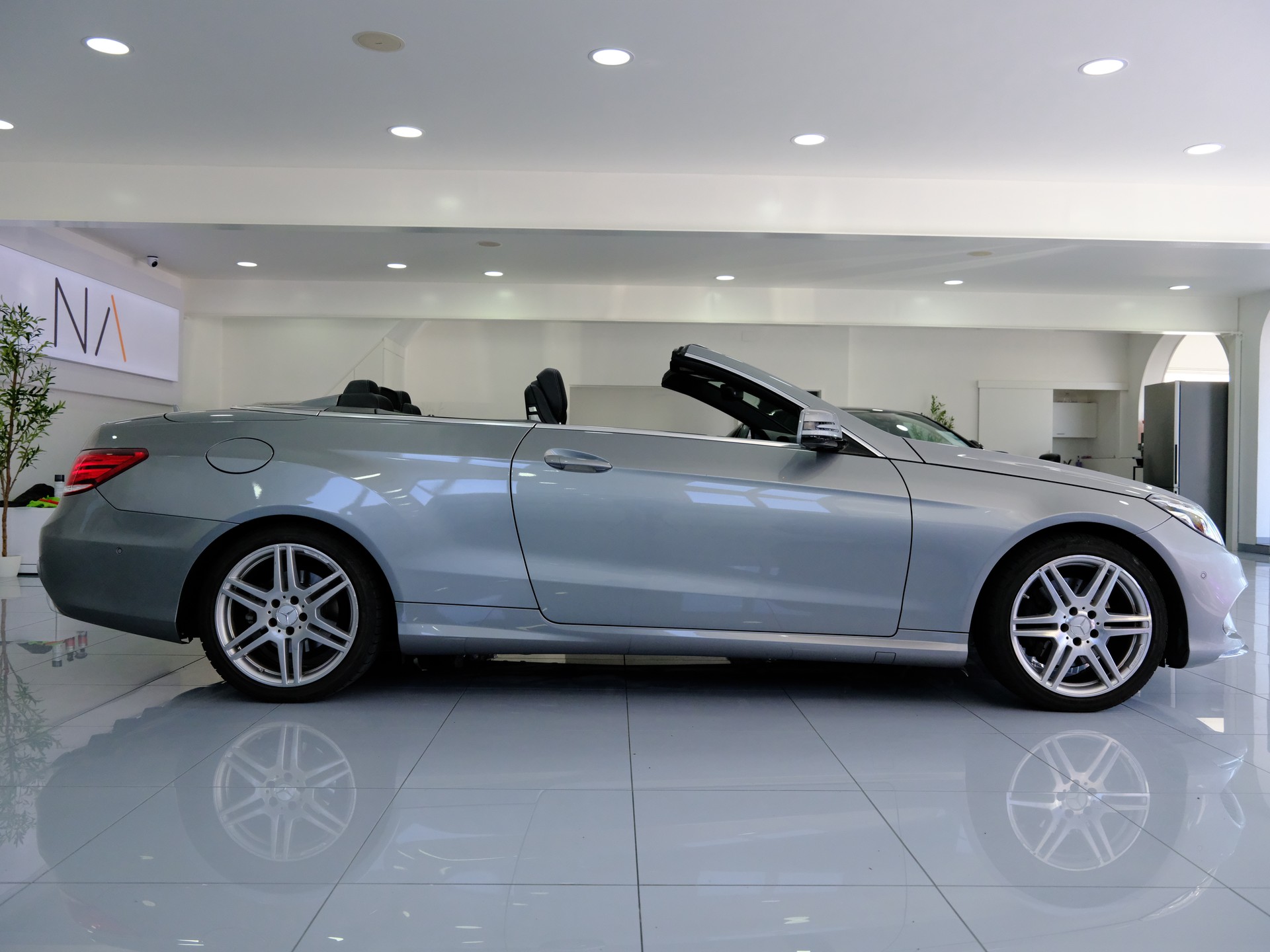 MERCEDES-BENZ E 250 AMG LINE 7G-Tronic-image-8