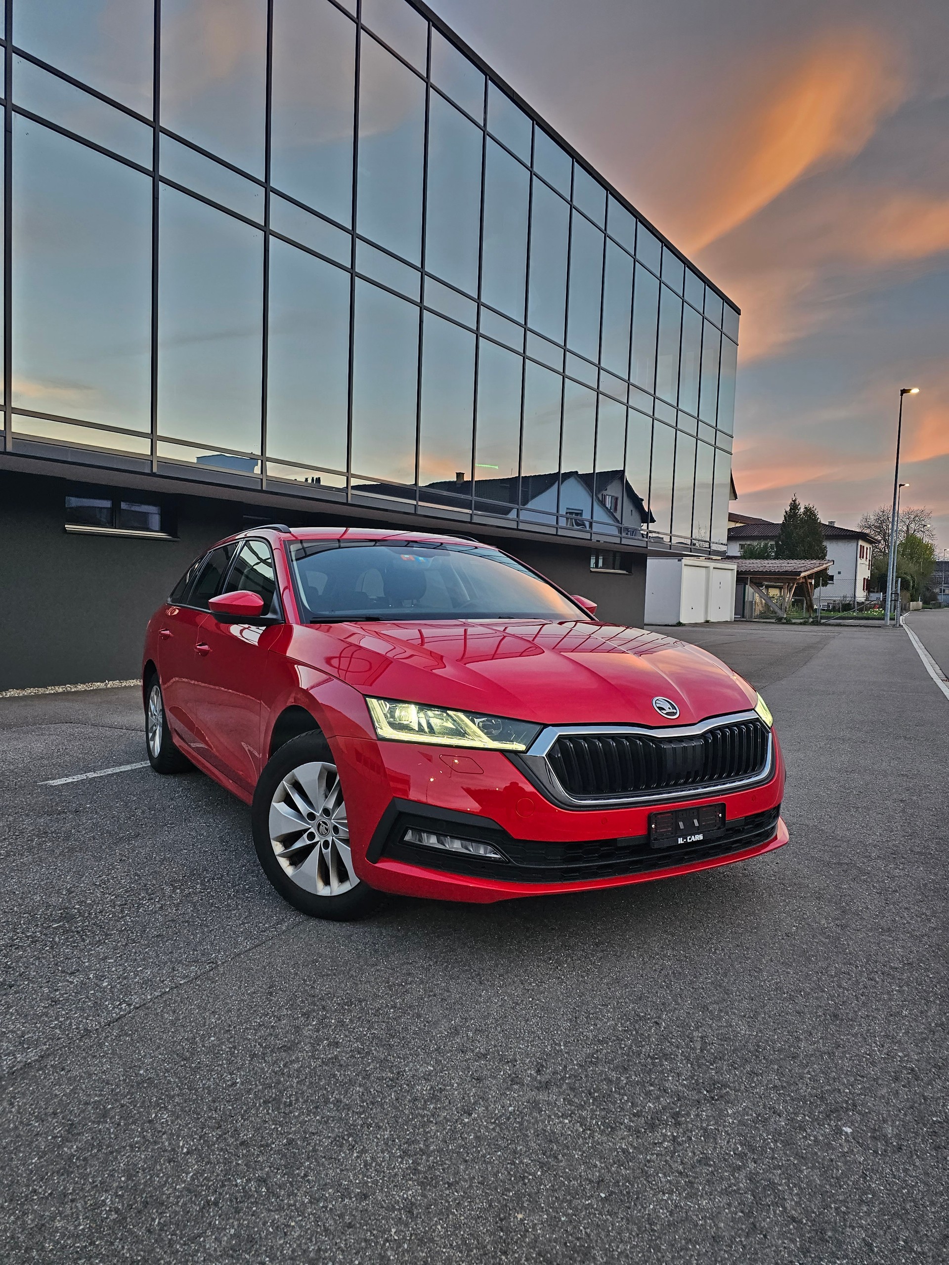 SKODA Octavia Combi 2.0 TDI DSG Style-image-0