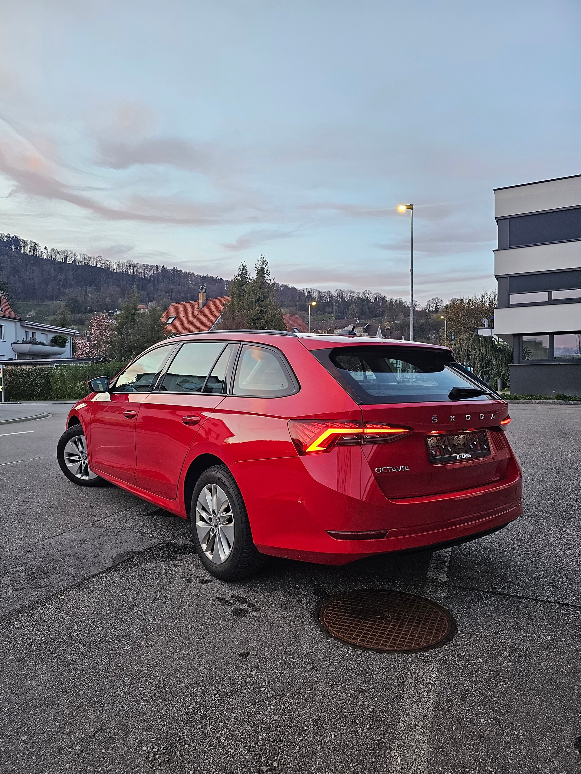SKODA Octavia Combi 2.0 TDI DSG Style-image-6