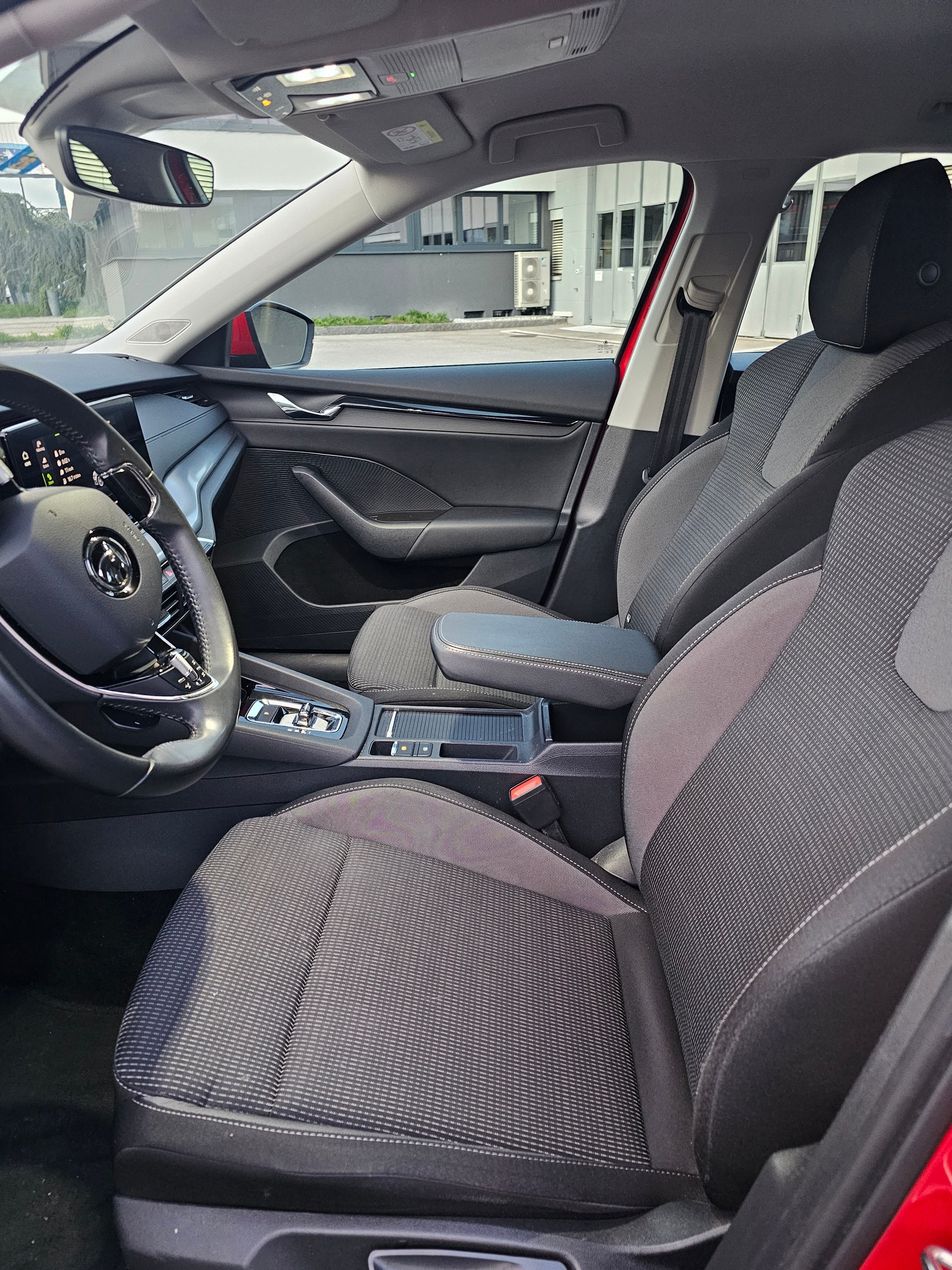 SKODA Octavia Combi 2.0 TDI DSG Style-image-8