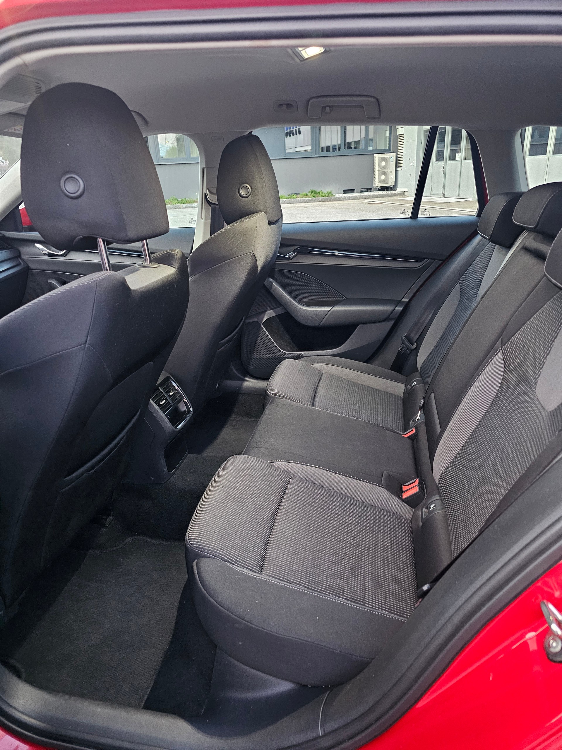 SKODA Octavia Combi 2.0 TDI DSG Style-image-12