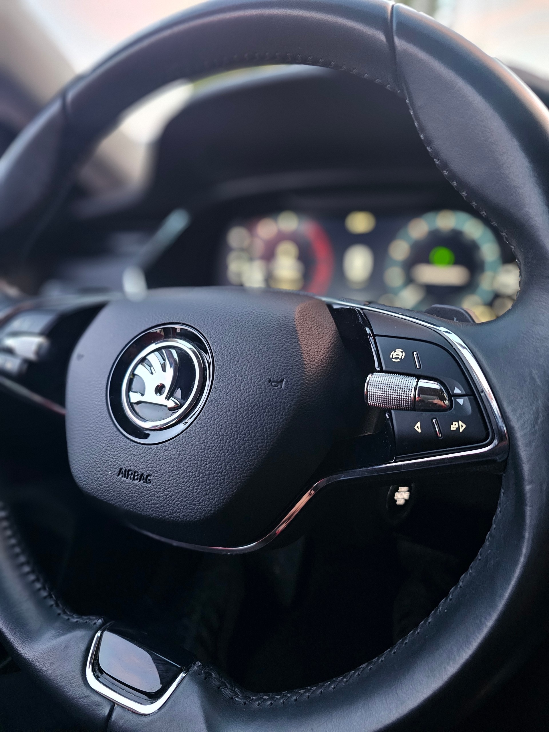SKODA Octavia Combi 2.0 TDI DSG Style-image-9