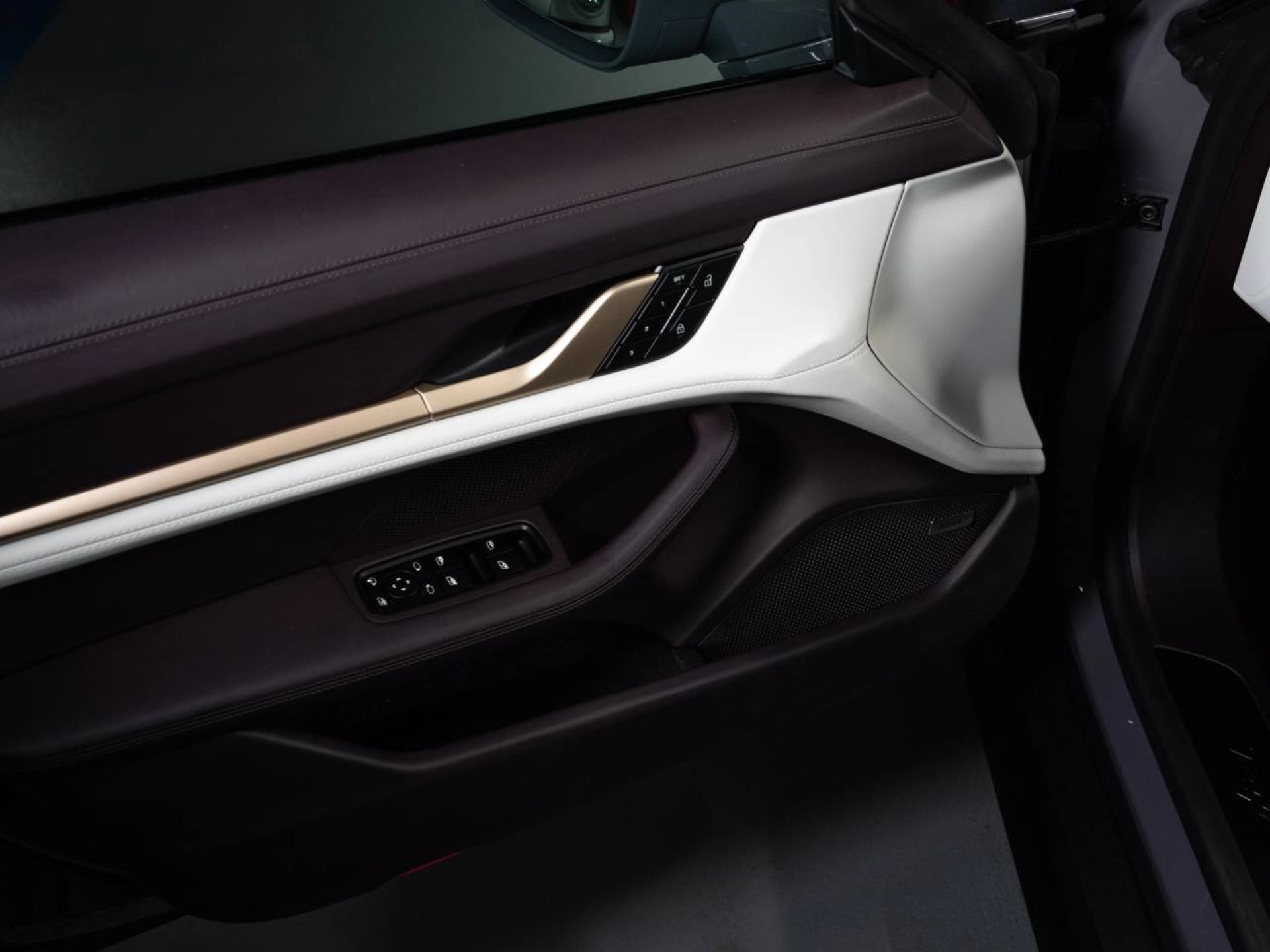 PORSCHE Taycan 4S-image-15