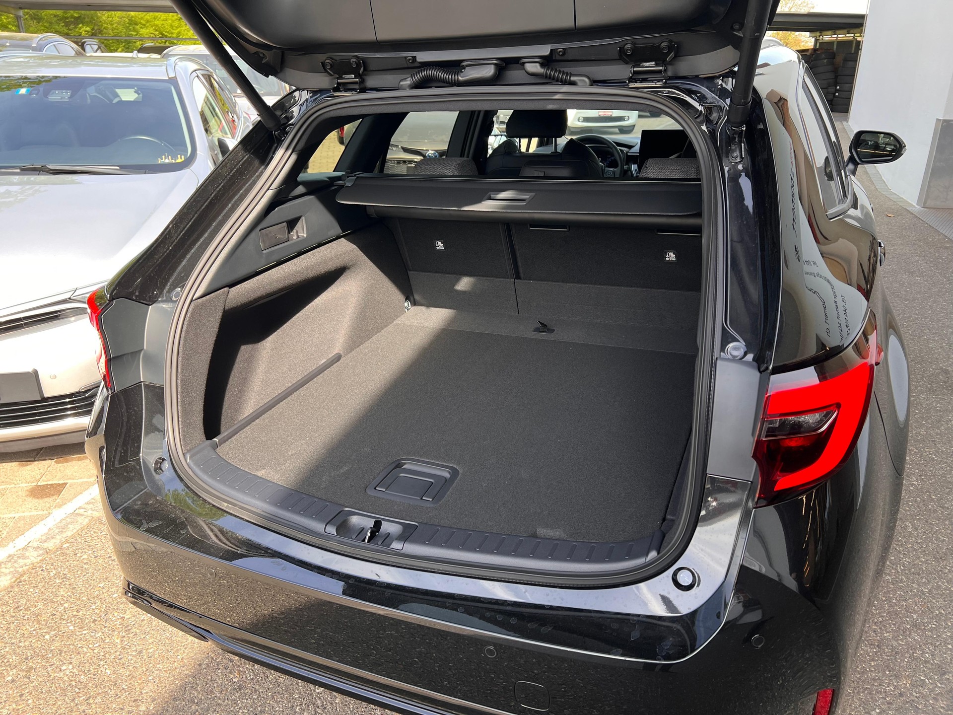 TOYOTA Corolla Touring Sports 2.0 HSD Swiss Edition-image-6