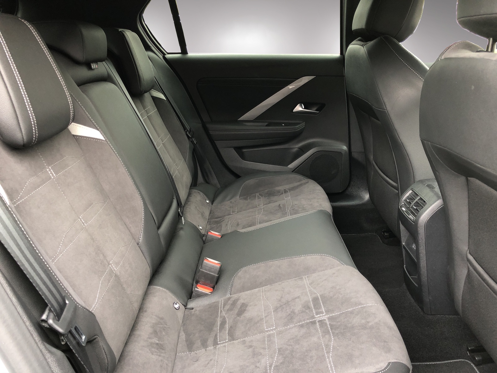 OPEL Astra 1.2i Turbo Swiss Plus A-image-16