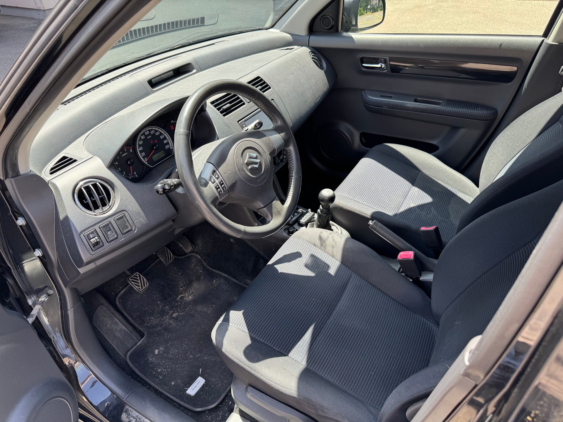 SUZUKI Swift 1.3i 16V GL 4x4-image-7