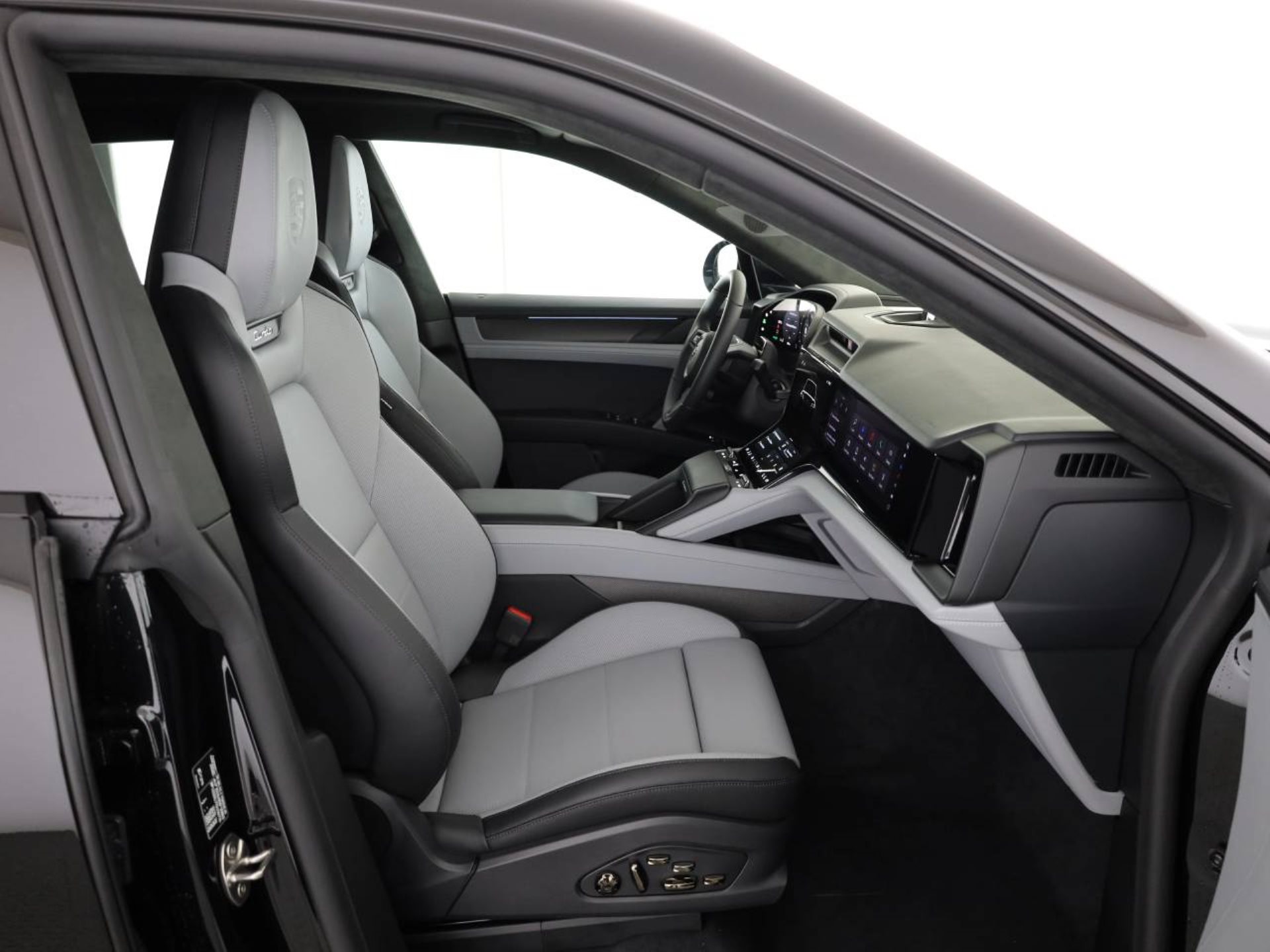 PORSCHE Cayenne Turbo Electric-image-11
