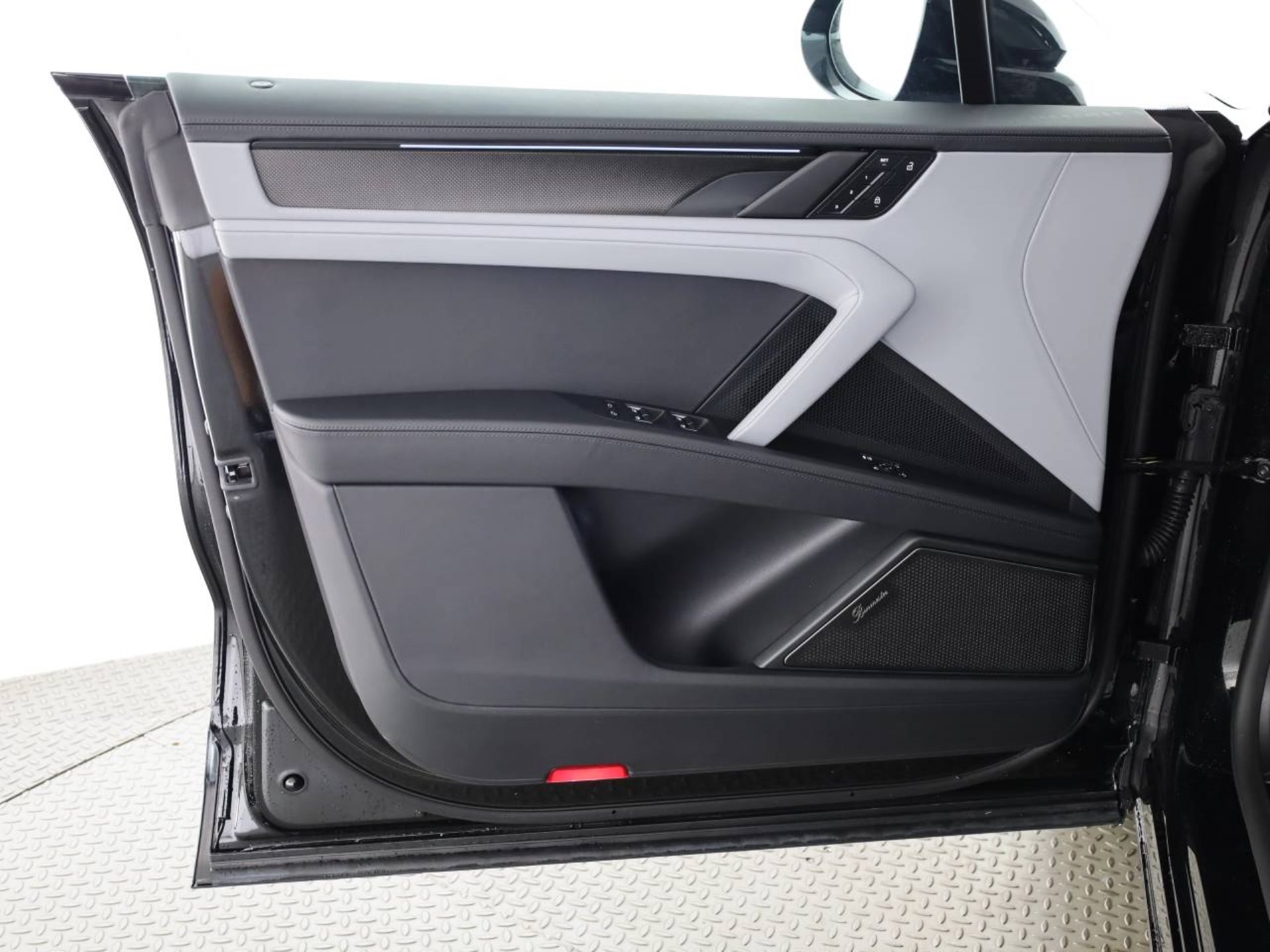PORSCHE Cayenne Turbo Electric-image-18