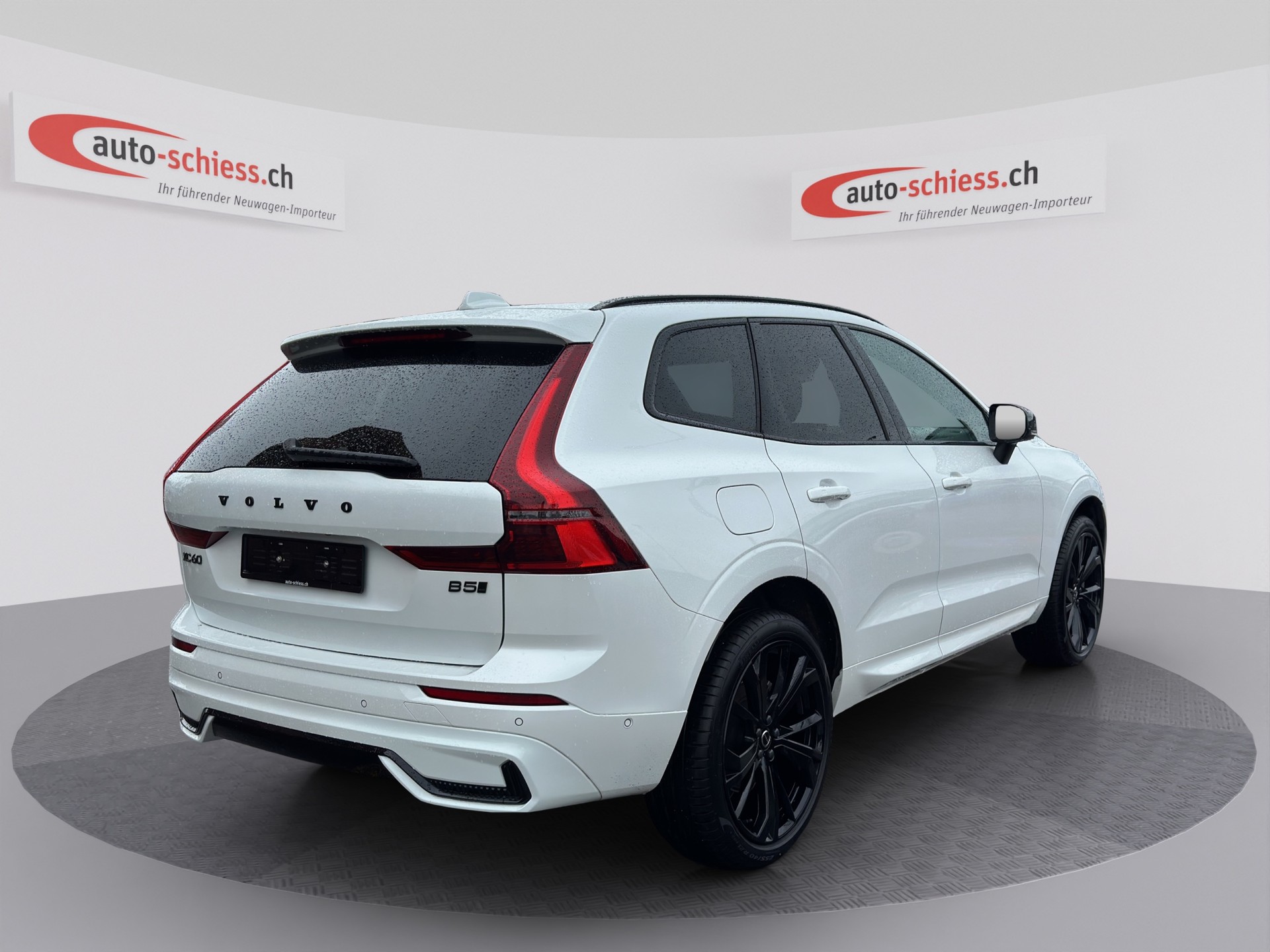 VOLVO XC60 B5 Benzin Mild Hybrid AWD Plus Black Edition Geartronic-image-4
