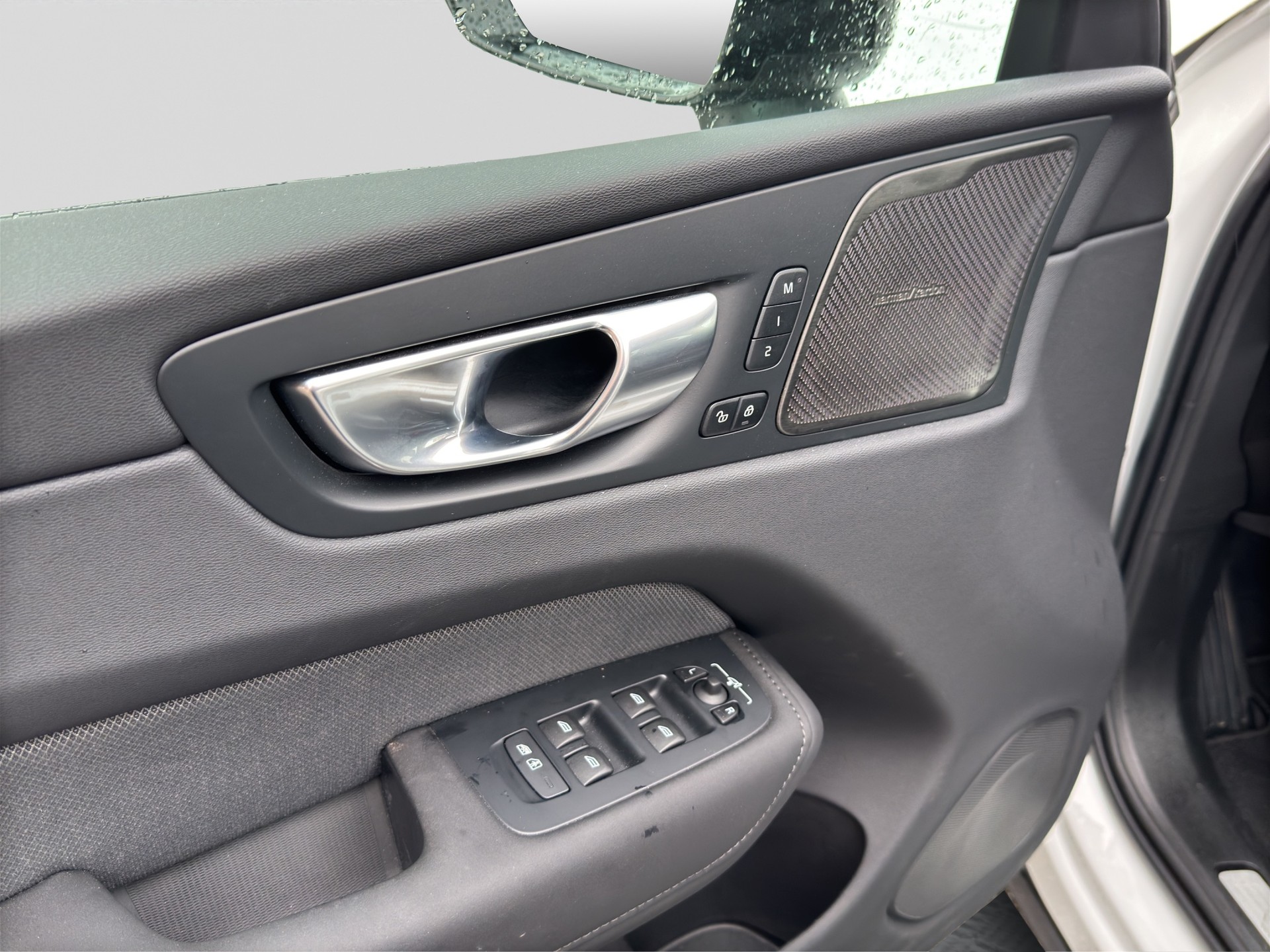 VOLVO XC60 B5 Benzin Mild Hybrid AWD Plus Black Edition Geartronic-image-8