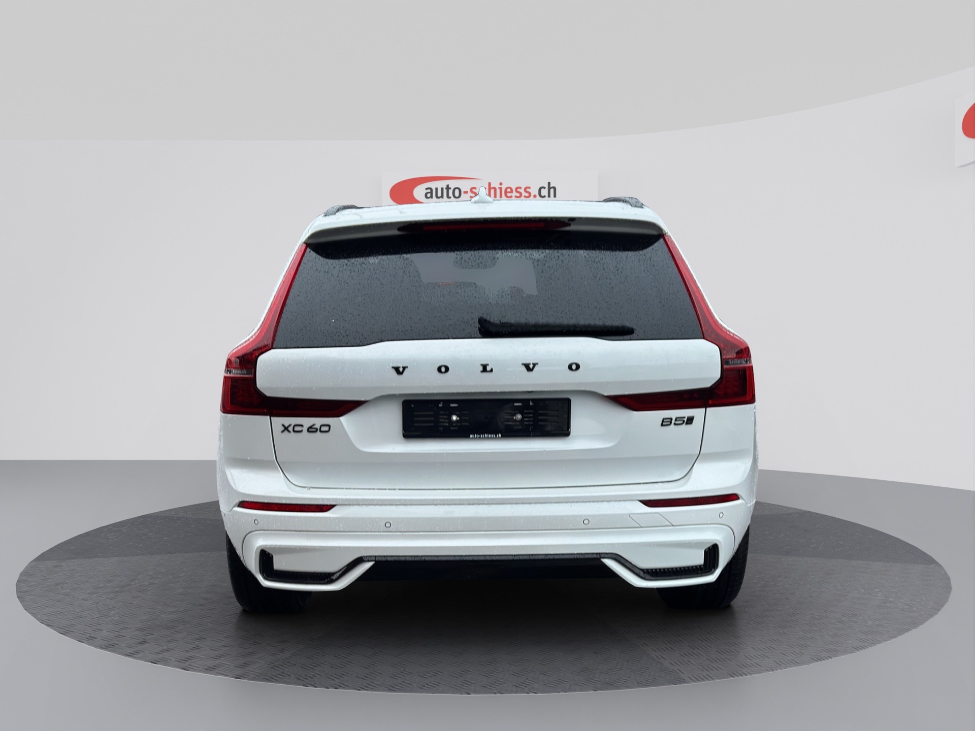 VOLVO XC60 B5 Benzin Mild Hybrid AWD Plus Black Edition Geartronic-image-3