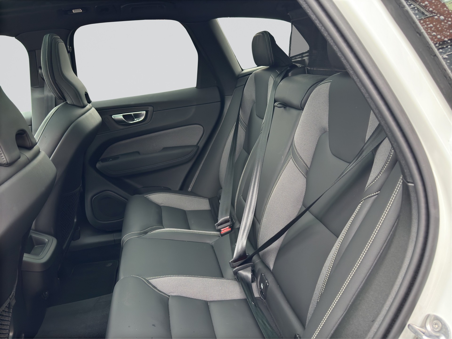 VOLVO XC60 B5 Benzin Mild Hybrid AWD Plus Black Edition Geartronic-image-7