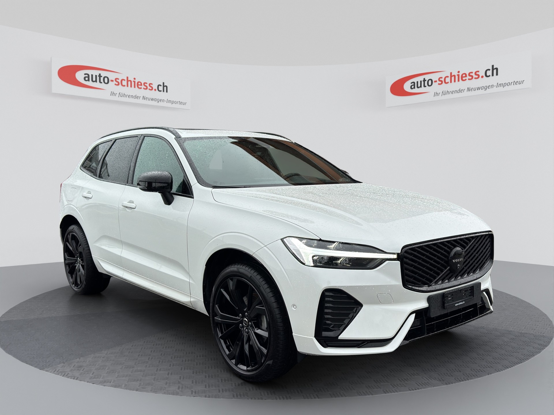 VOLVO XC60 B5 Benzin Mild Hybrid AWD Plus Black Edition Geartronic-image-0