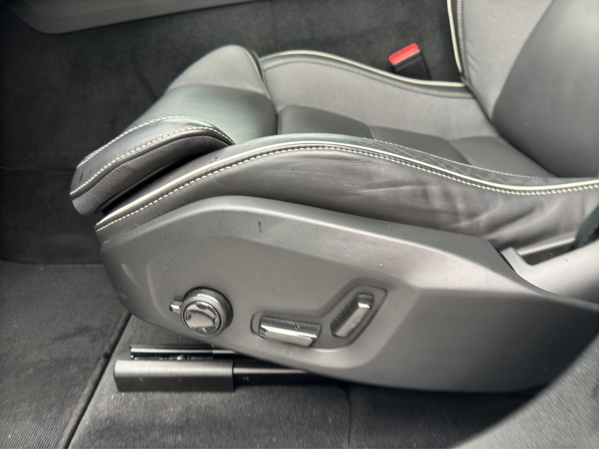 VOLVO XC60 B5 Benzin Mild Hybrid AWD Plus Black Edition Geartronic-image-9