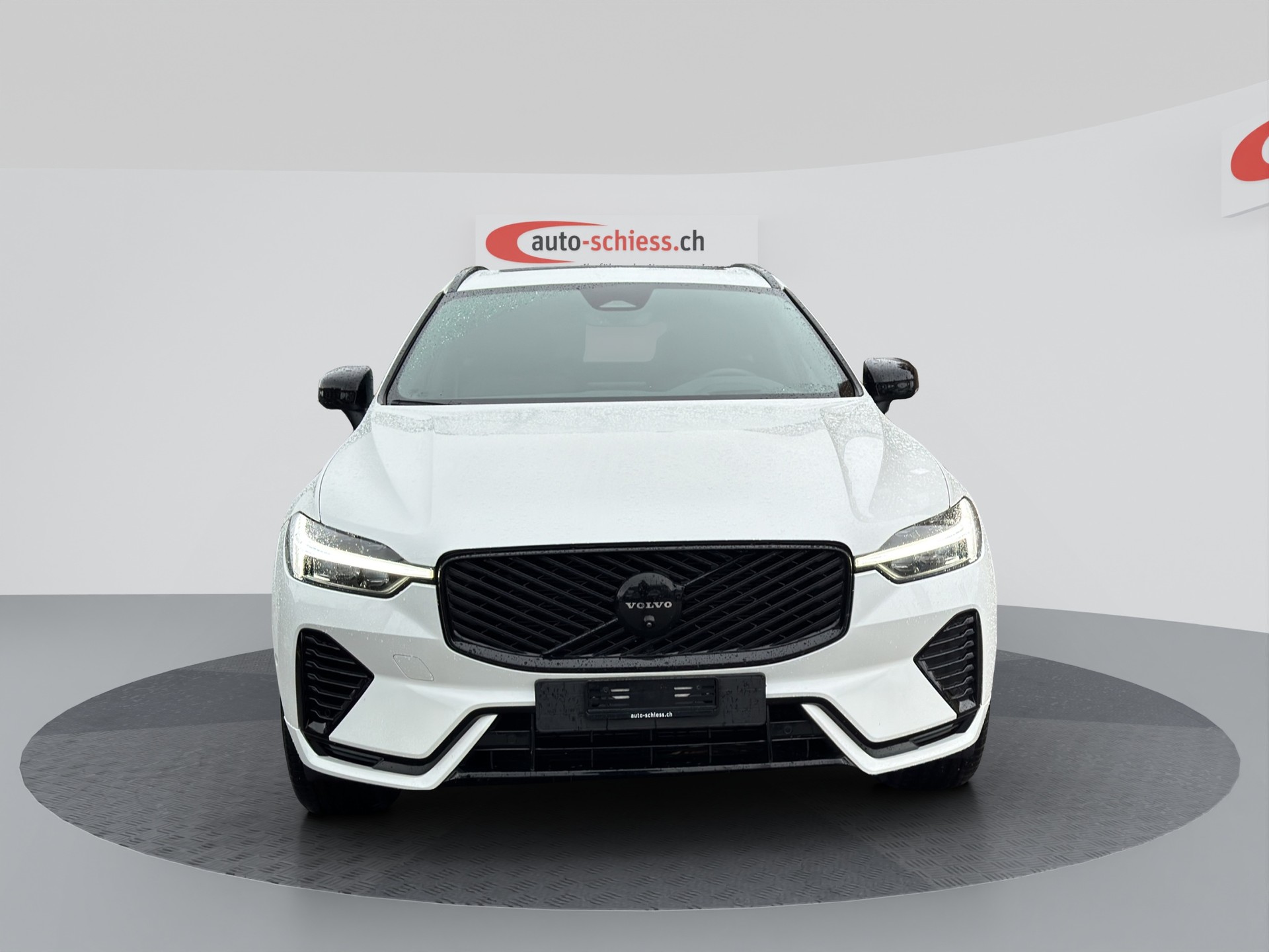 VOLVO XC60 B5 Benzin Mild Hybrid AWD Plus Black Edition Geartronic-image-1