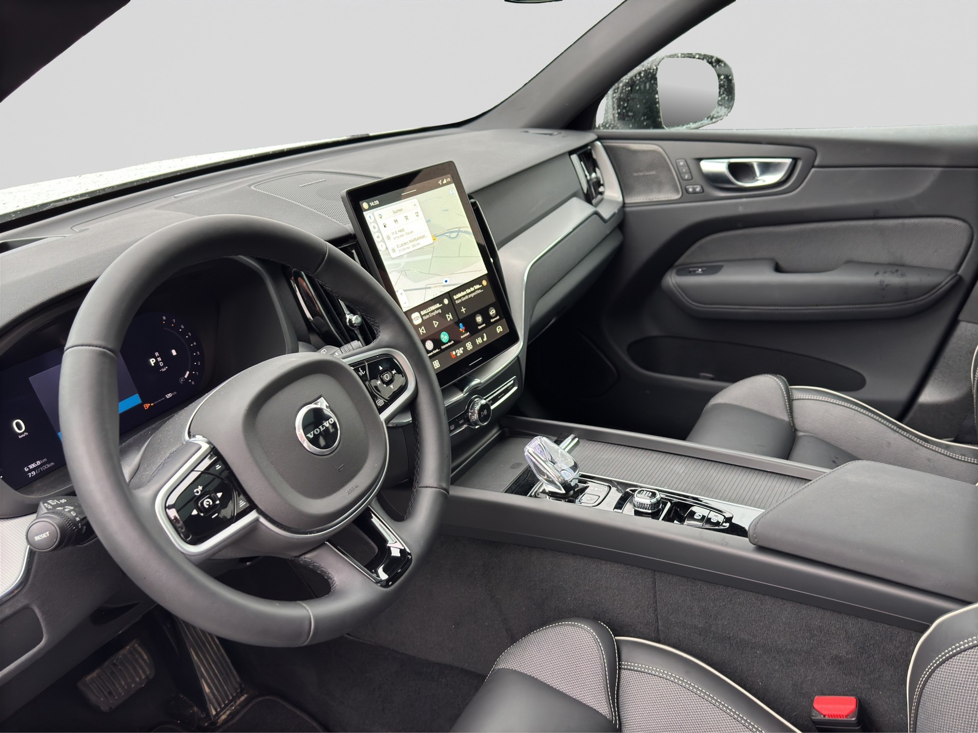 VOLVO XC60 B5 Benzin Mild Hybrid AWD Plus Black Edition Geartronic-image-6