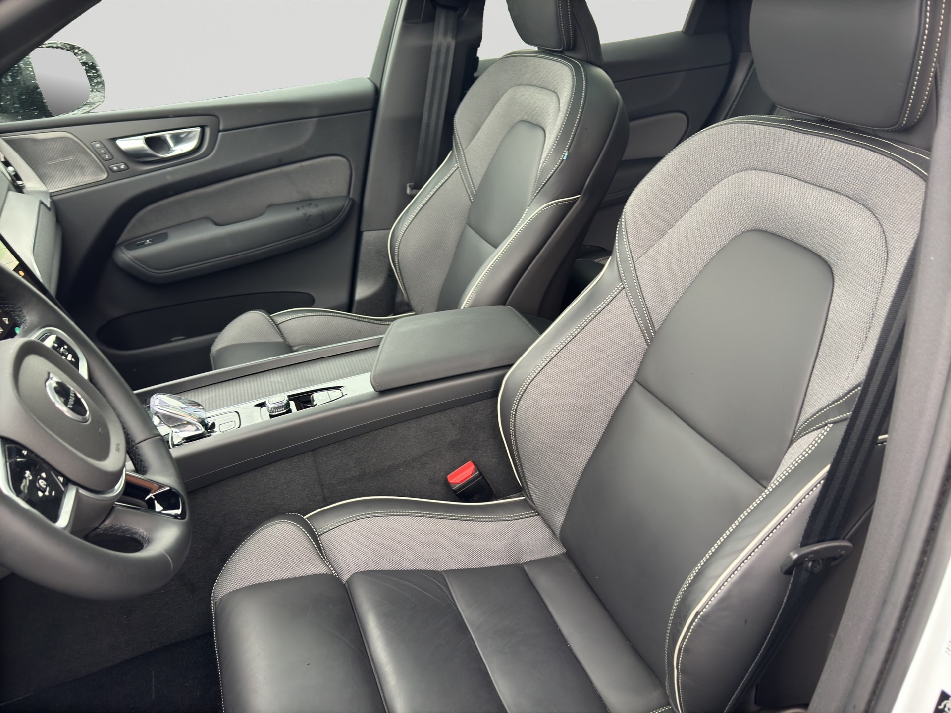 VOLVO XC60 B5 Benzin Mild Hybrid AWD Plus Black Edition Geartronic-image-5