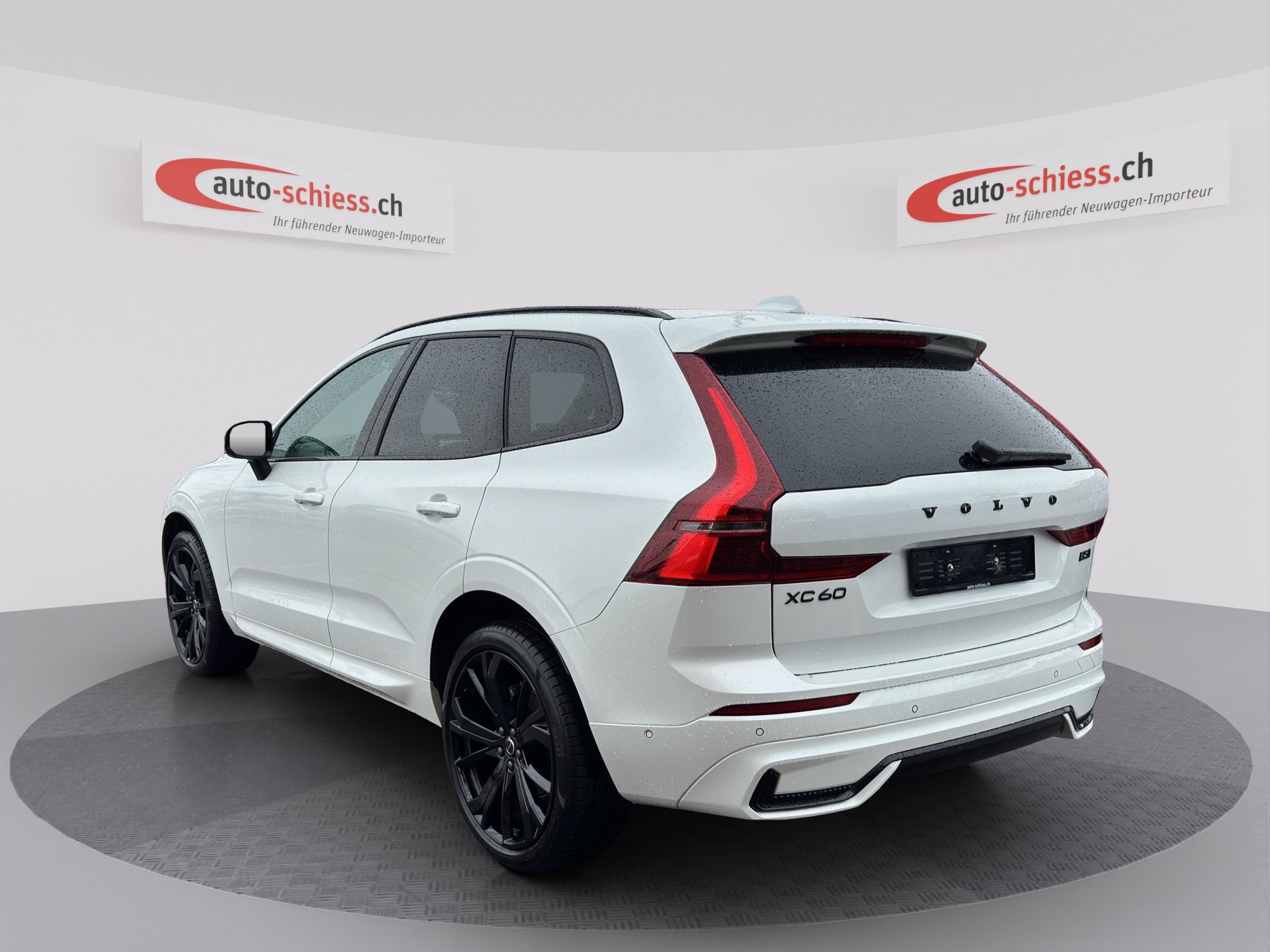 VOLVO XC60 B5 Benzin Mild Hybrid AWD Plus Black Edition Geartronic-image-2