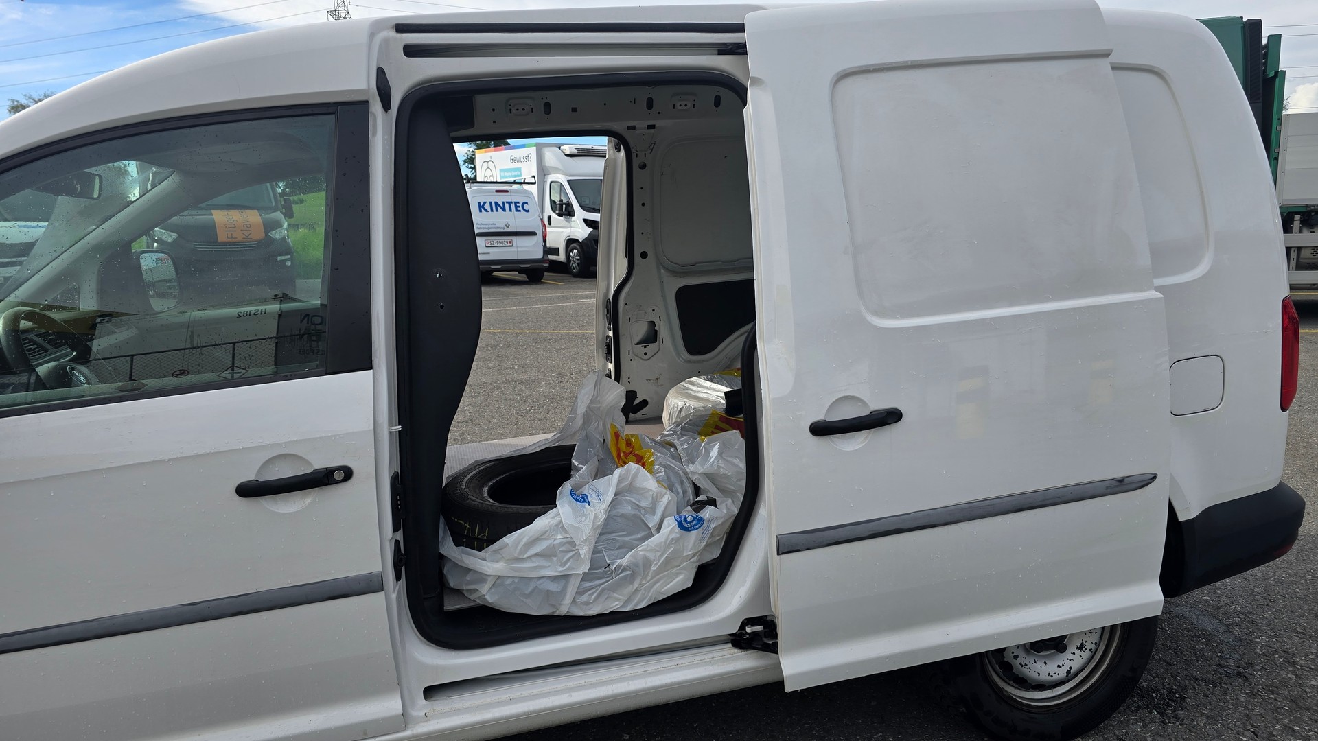 VW Caddy Maxi 2.0TDI BlueMotion Technology-image-8