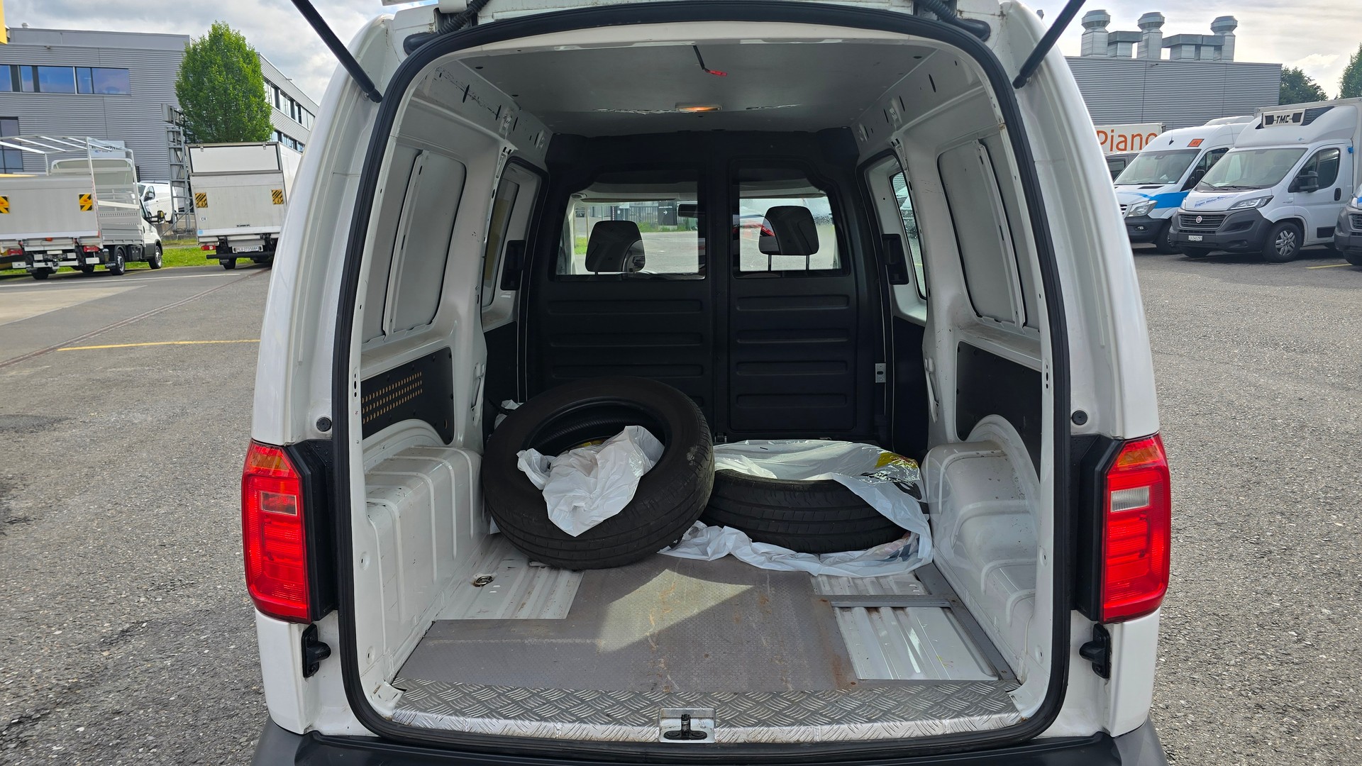 VW Caddy Maxi 2.0TDI BlueMotion Technology-image-7