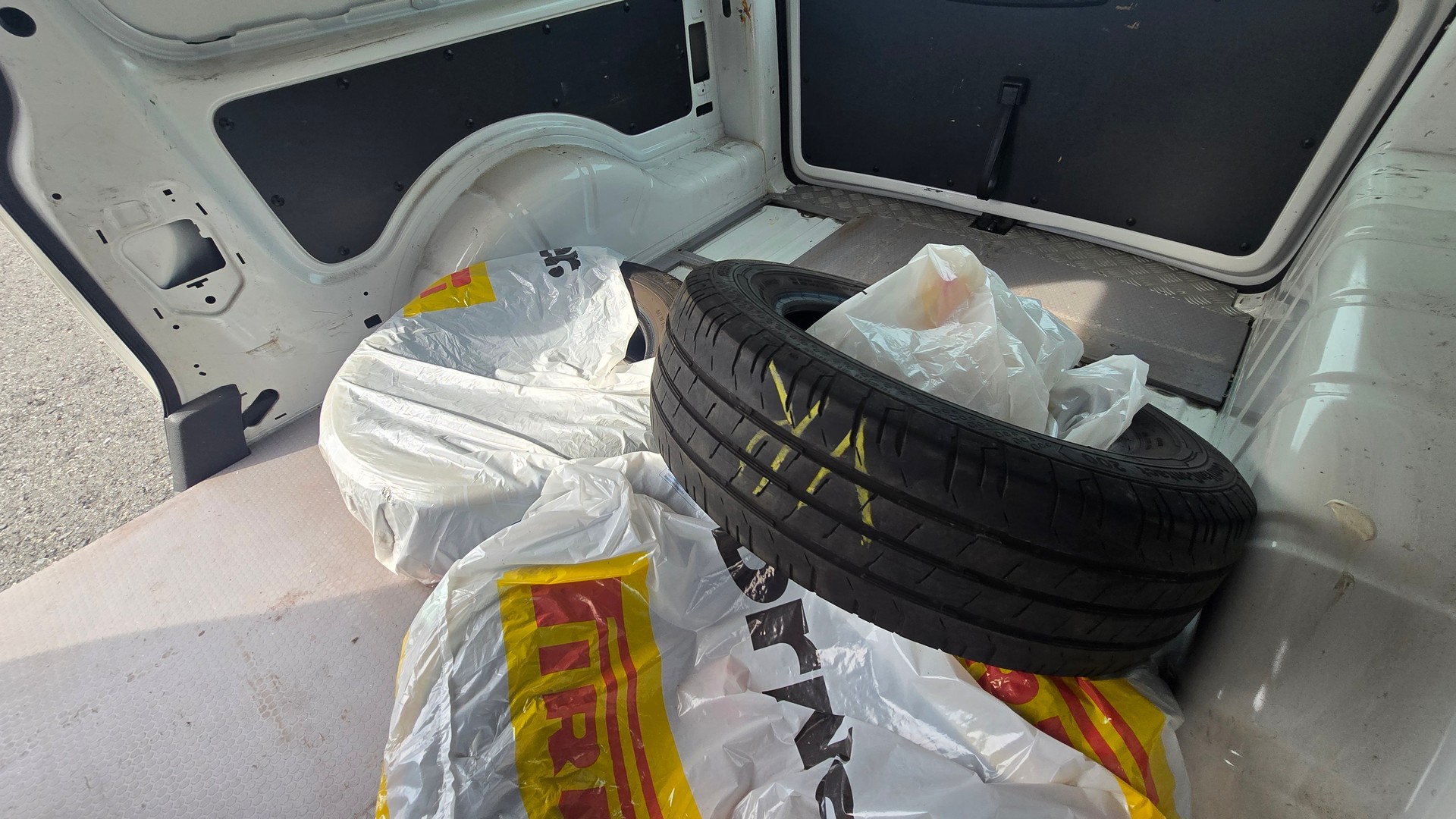 VW Caddy Maxi 2.0TDI BlueMotion Technology-image-9