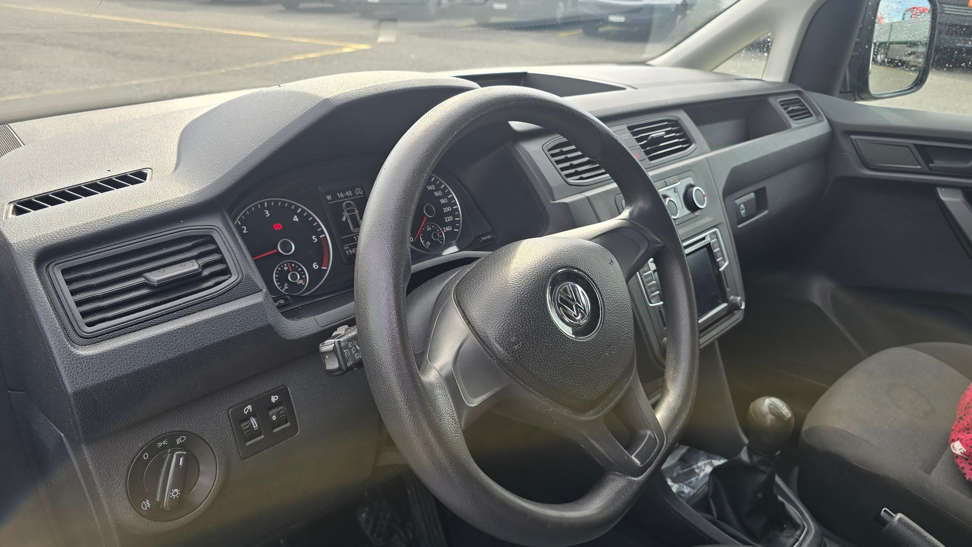 VW Caddy Maxi 2.0TDI BlueMotion Technology-image-11