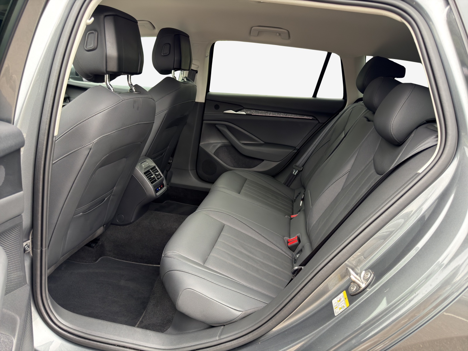 SKODA Superb Combi 1.5 TSI PHEV Selection DSG-image-11