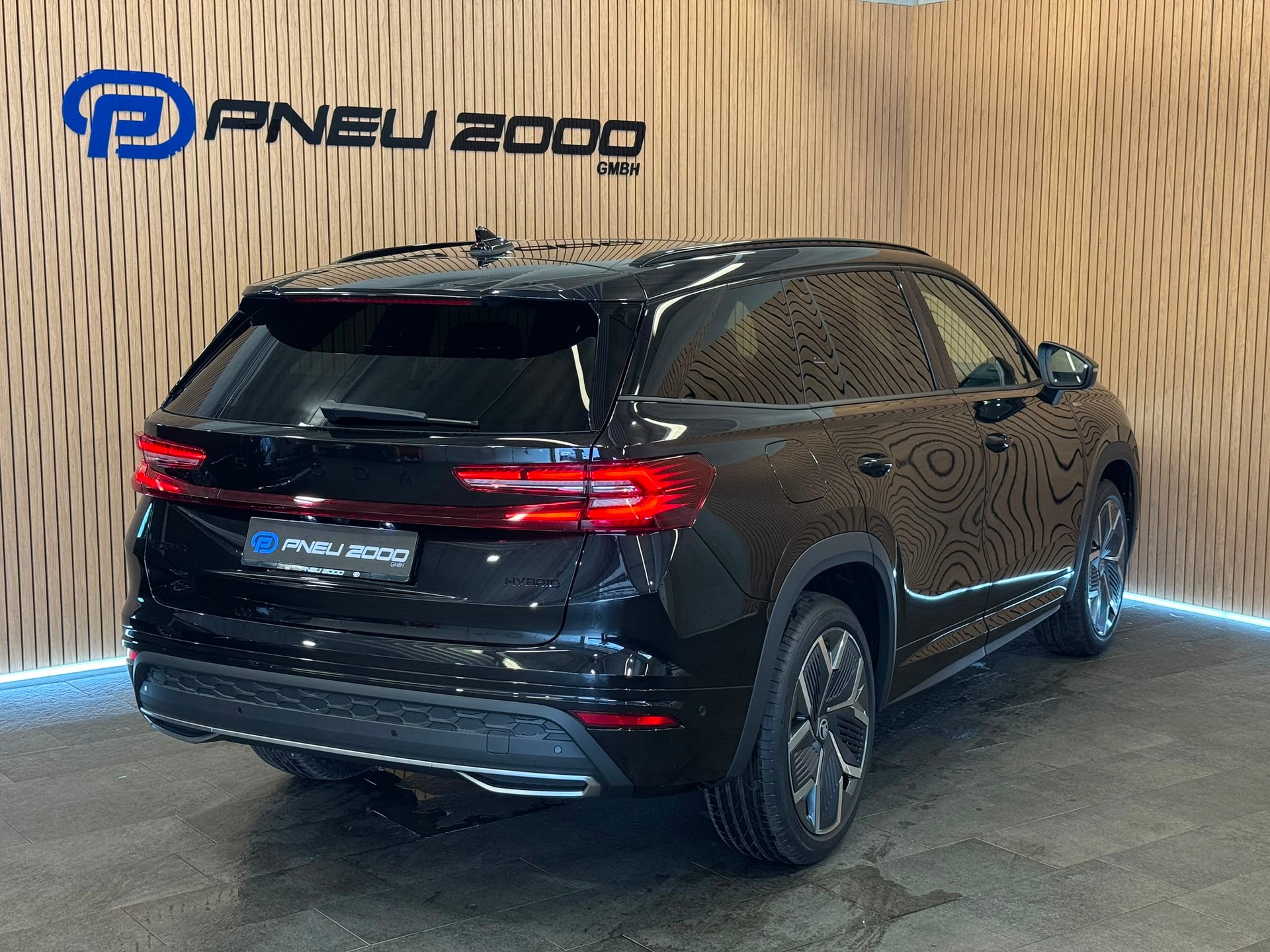 SKODA Kodiaq 1.5 TSI mHEV Selection *Black Magic*-image-4