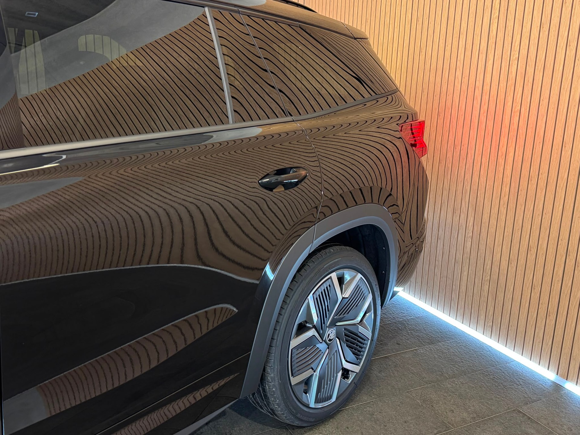 SKODA Kodiaq 1.5 TSI mHEV Selection *Black Magic*-image-5