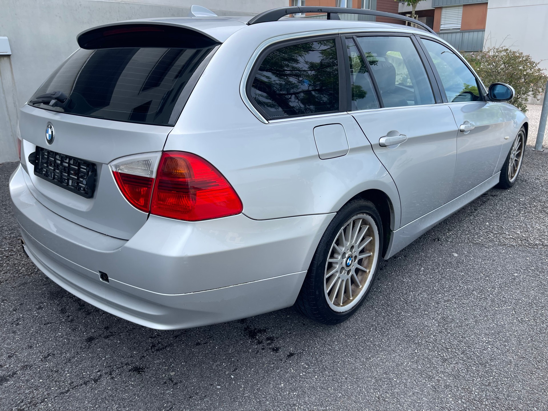 BMW 330i Touring-image-4