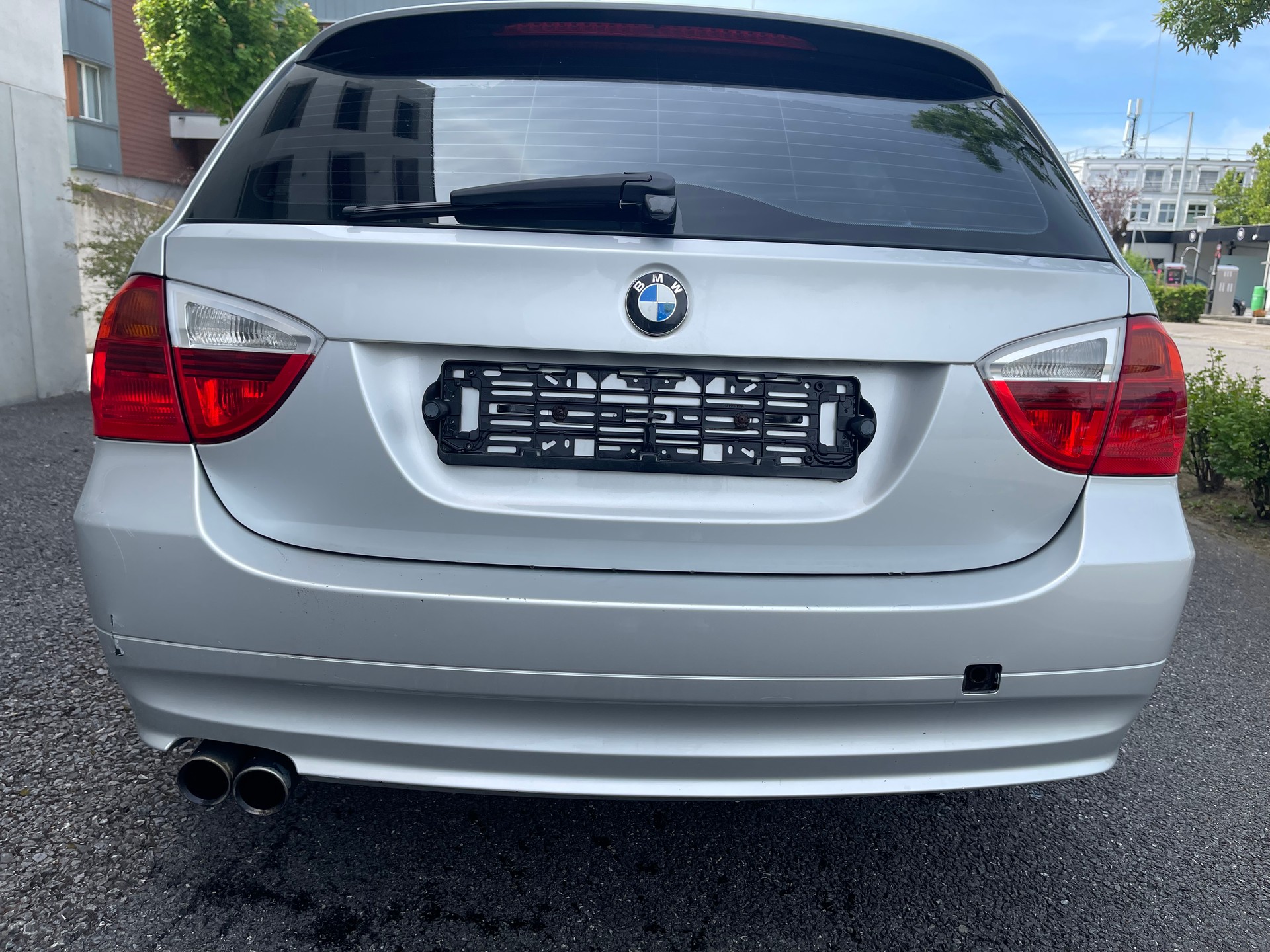 BMW 330i Touring-image-2