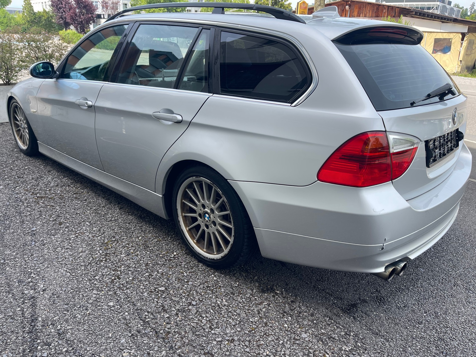 BMW 330i Touring-image-3