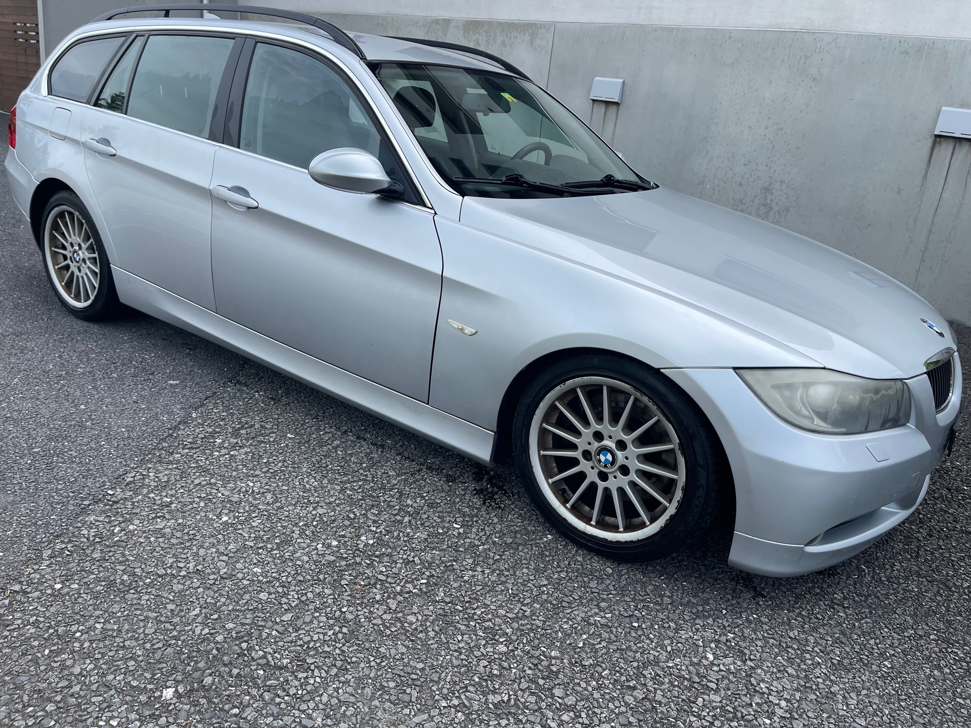 BMW 330i Touring-image-1