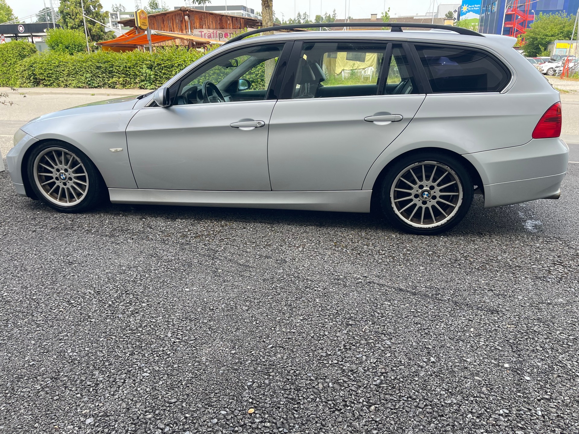 BMW 330i Touring-image-6
