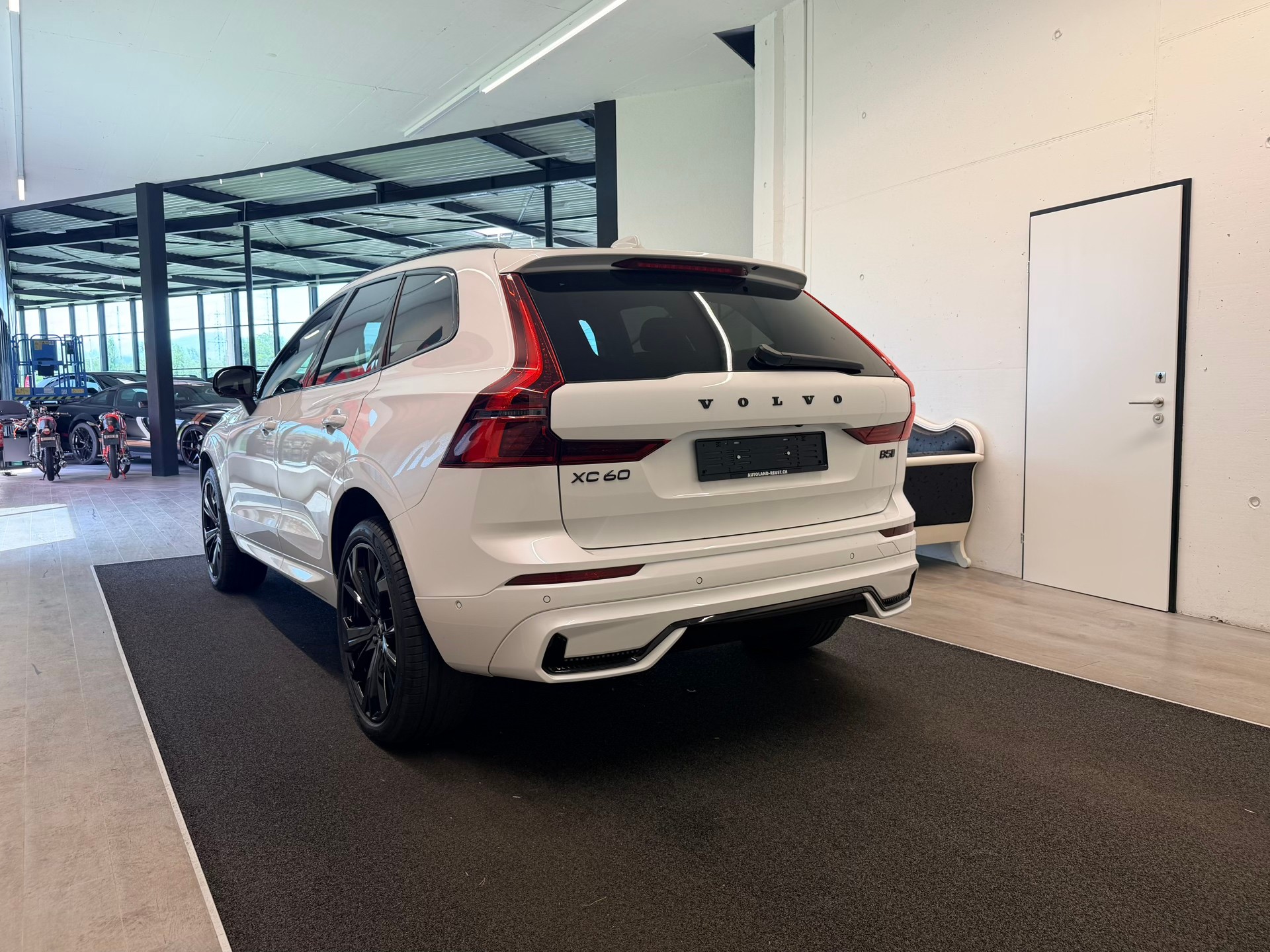 VOLVO XC60 B5 Benzin Mild Hybrid AWD Black Edition Geartronic-image-6