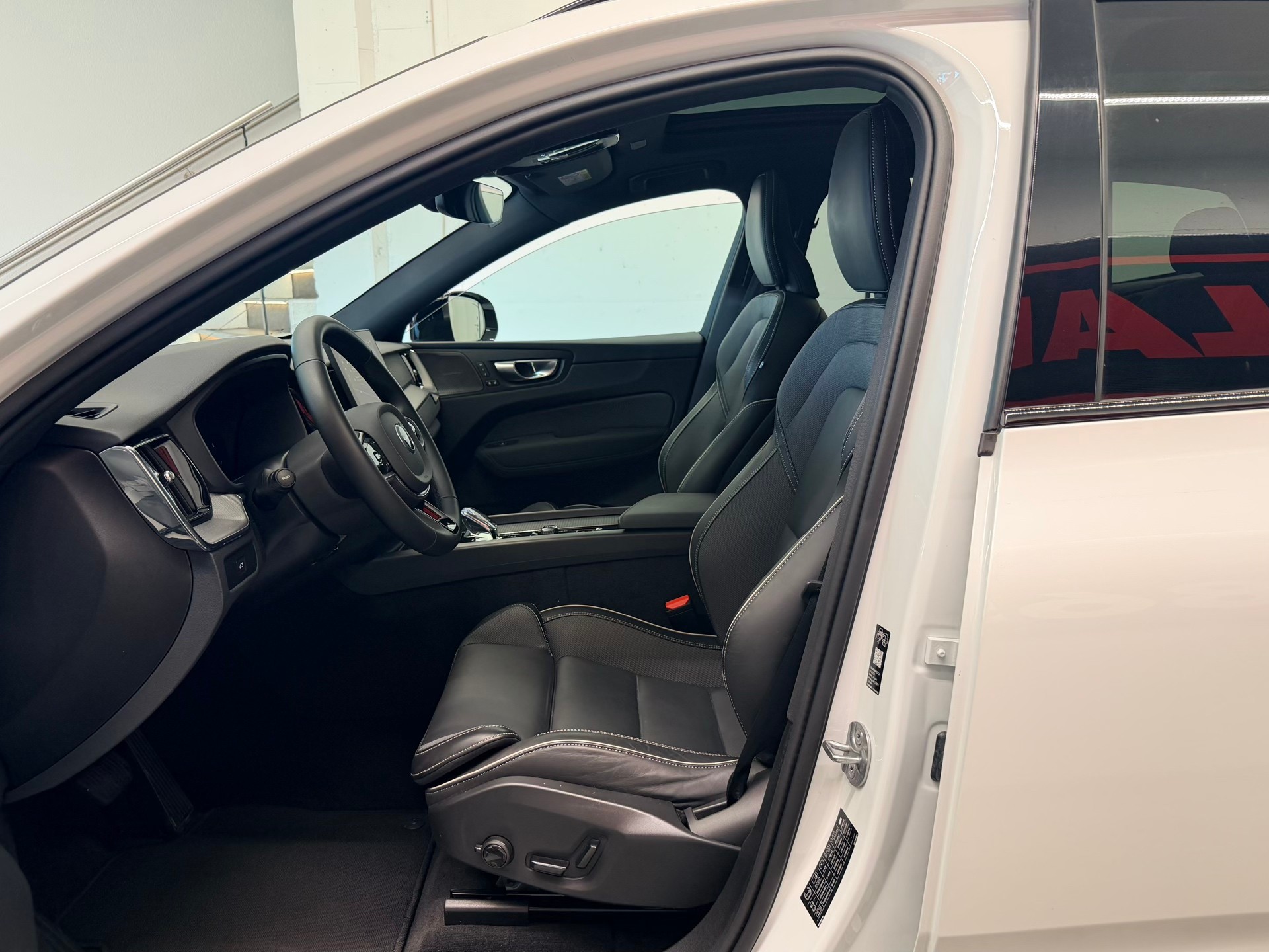 VOLVO XC60 B5 Benzin Mild Hybrid AWD Black Edition Geartronic-image-12