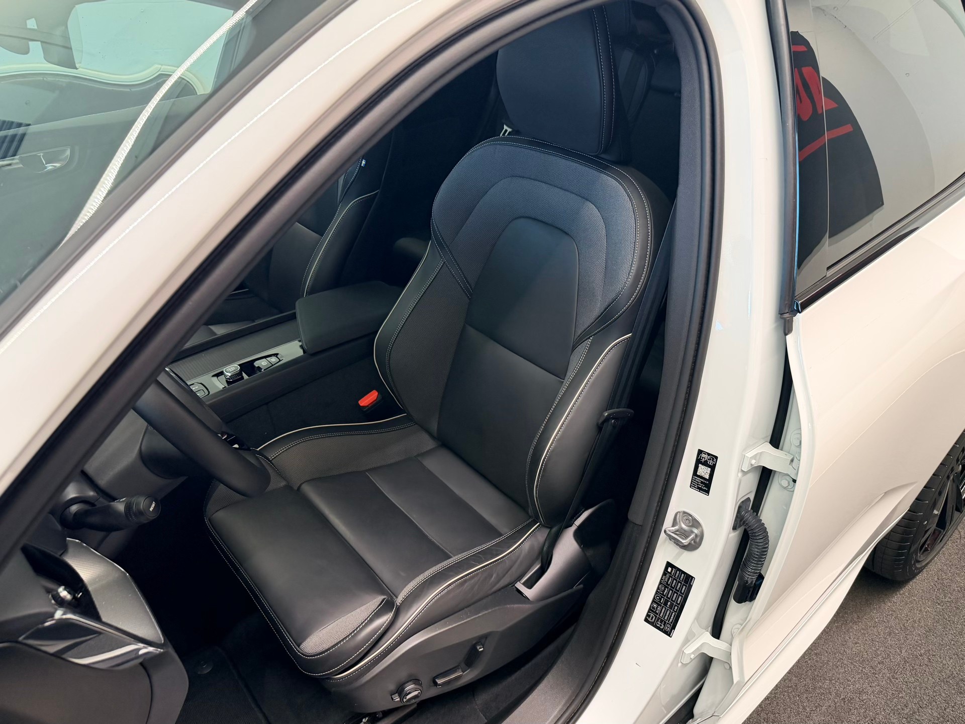 VOLVO XC60 B5 Benzin Mild Hybrid AWD Black Edition Geartronic-image-13